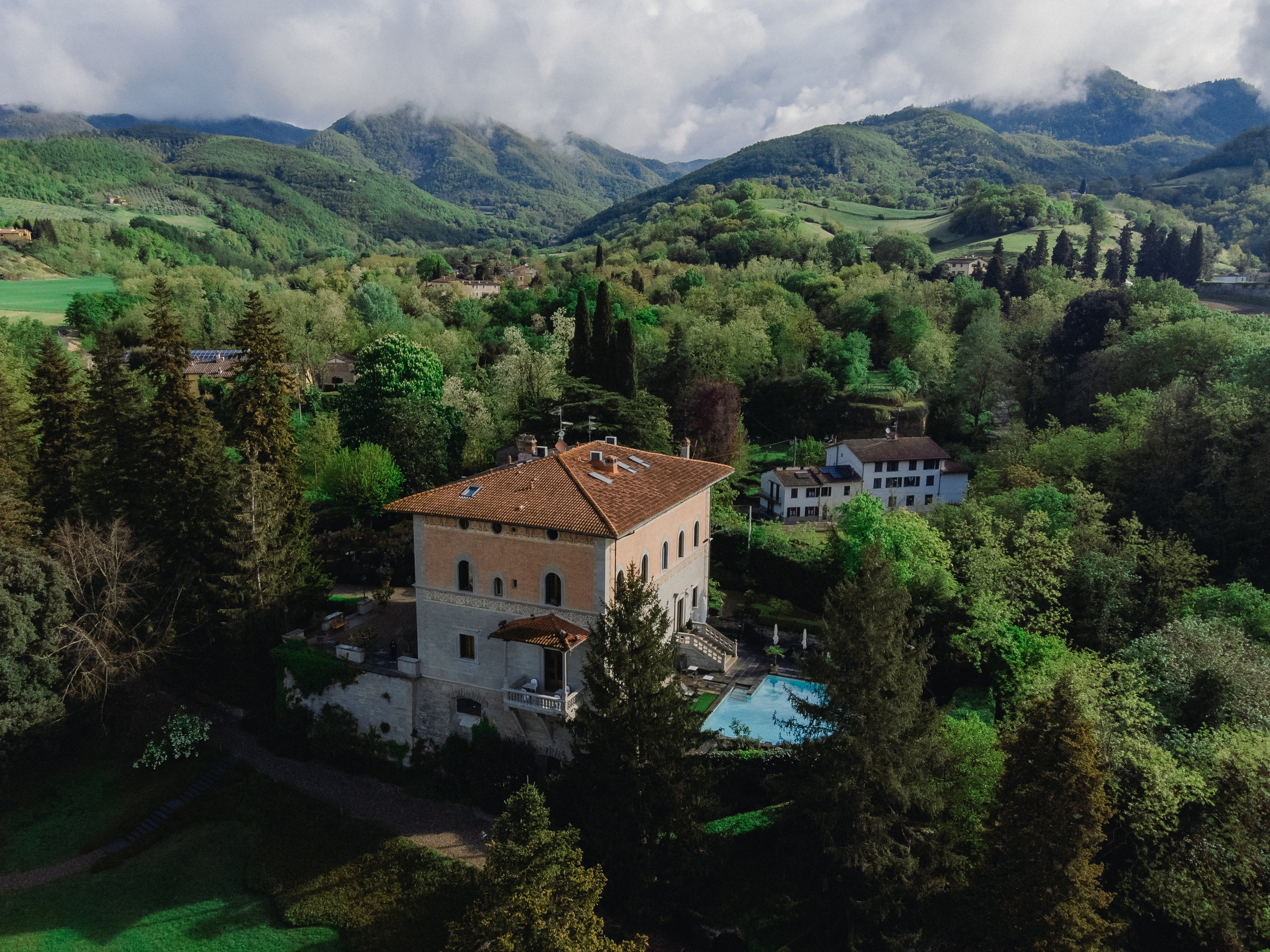 Tuscany Wedding Villa La Commenda Concordia. Professional wedding photographer in Copenhagen, Denmark — Julia Byron