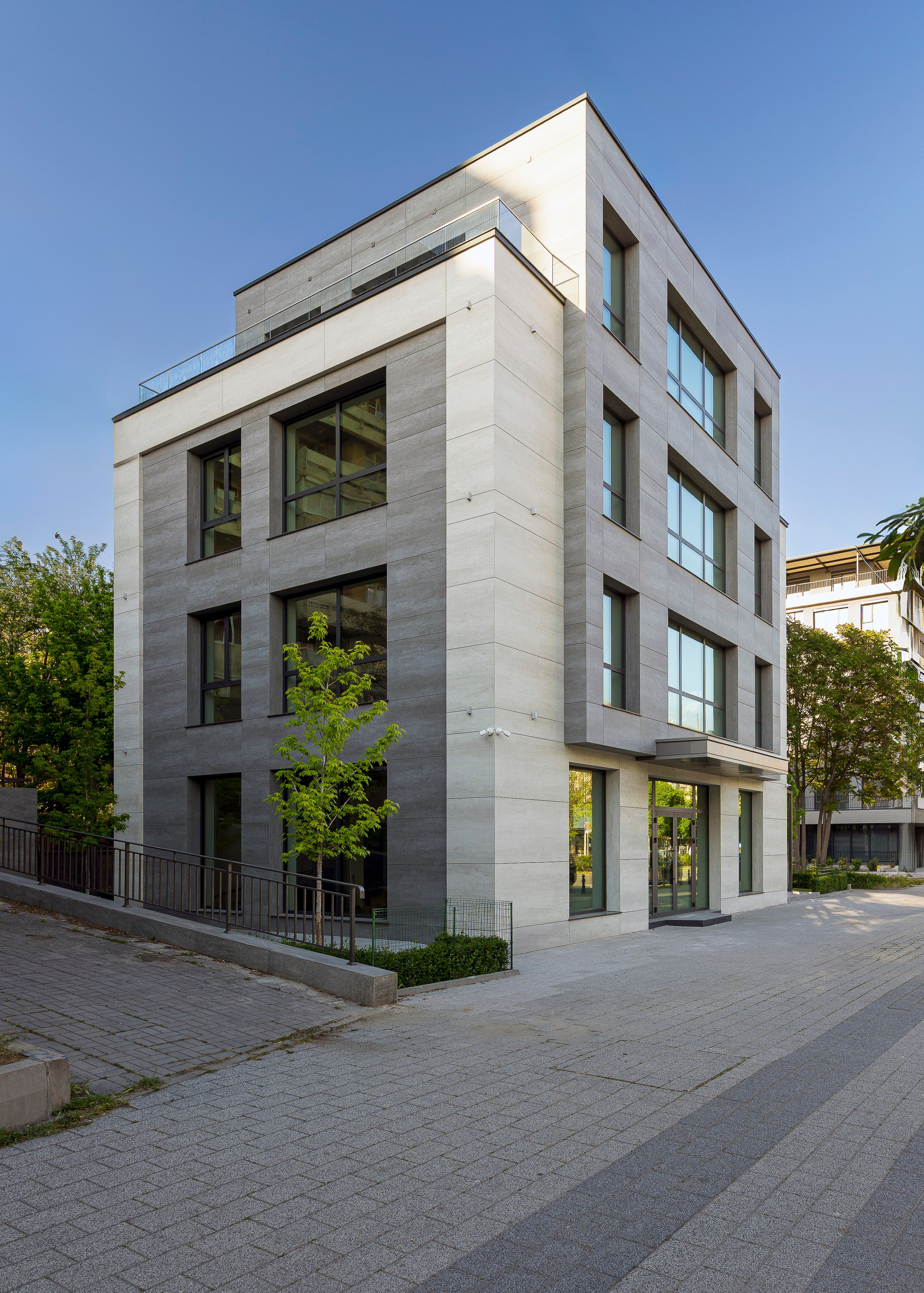 Екстериор на бизнес сграда. Професионален фотограф в Пловдив и областта