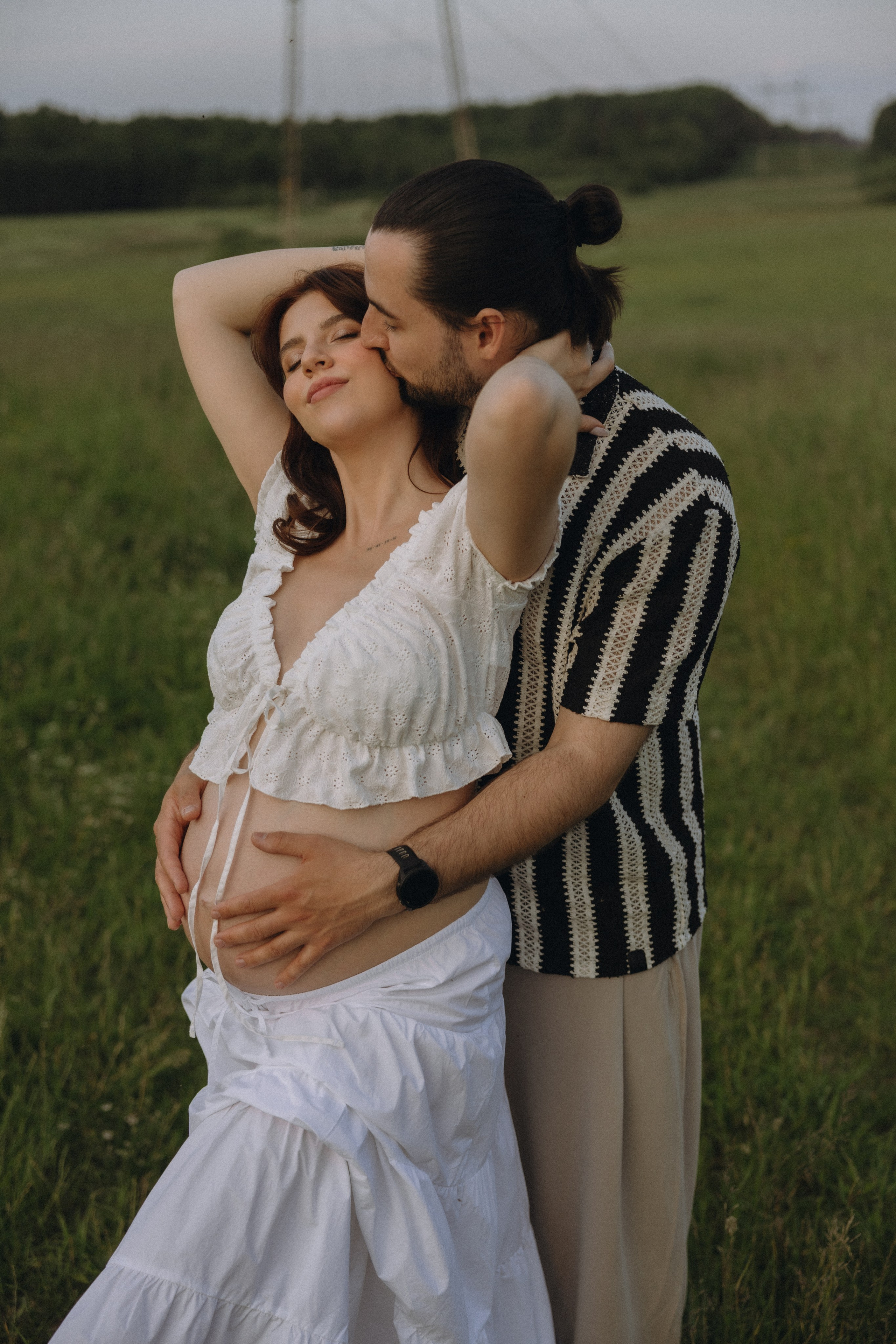 Lera & Maksim | laukimo fotosesija pievoje saulei besileidžiant. Vestuvių ir šeimų fotografė Lena Bondarenko / belove photo