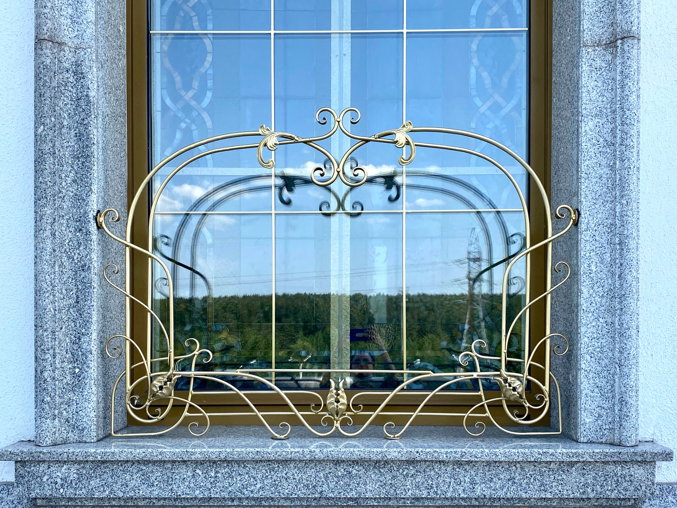 Цветочницы Храма-памятника в честь Всех Святых и в память о жертвах, спасению Отечества нашего послуживших в городе Минске Минской Епархии Белорусской Православной Церкви. 2018 - 2020 г. Сталь, лазерная резка, художественная ковка, сварка.