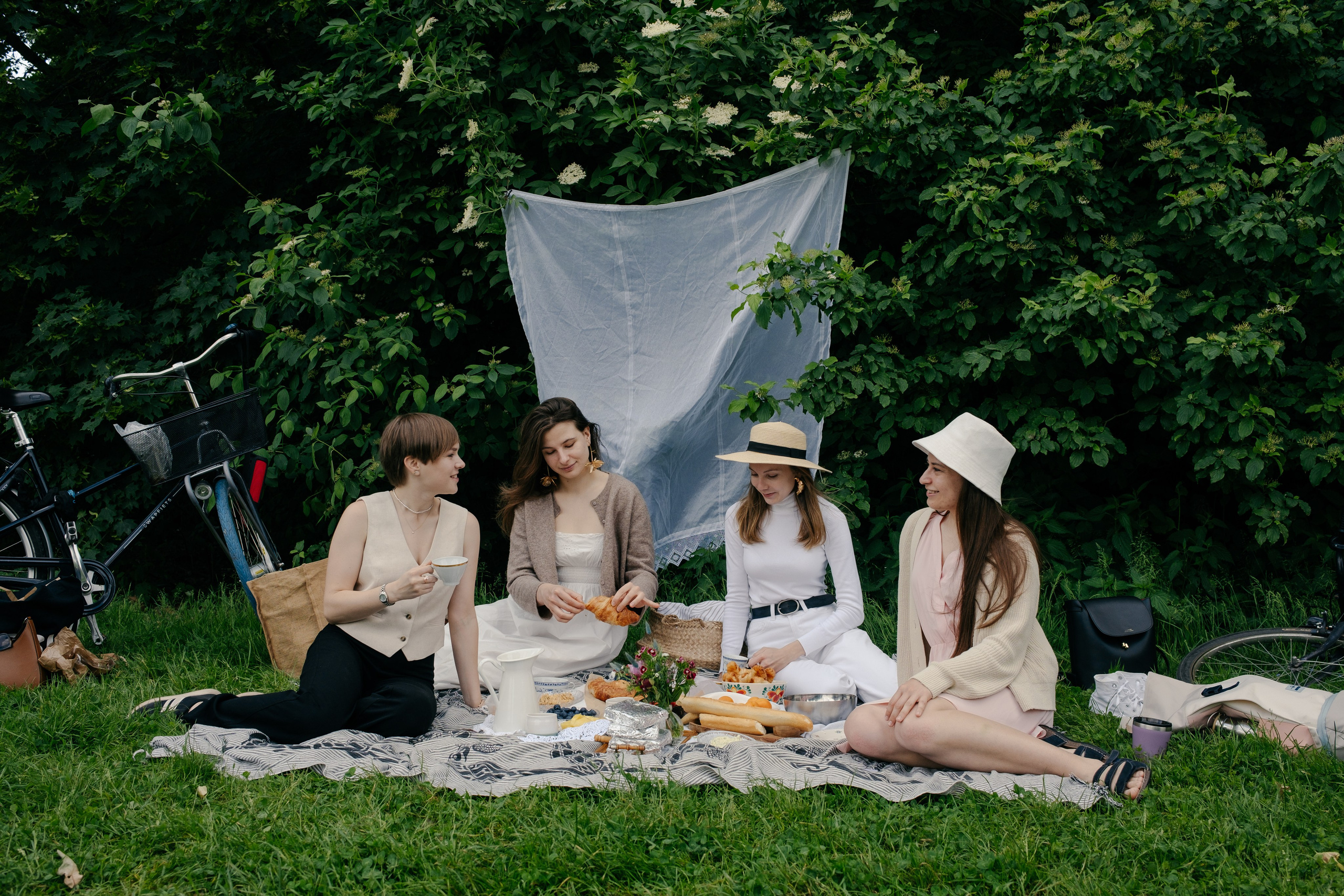 Girls Picnic photoshoot. Professional Photographer in Berlin — Portraits, Love Story, Events, F