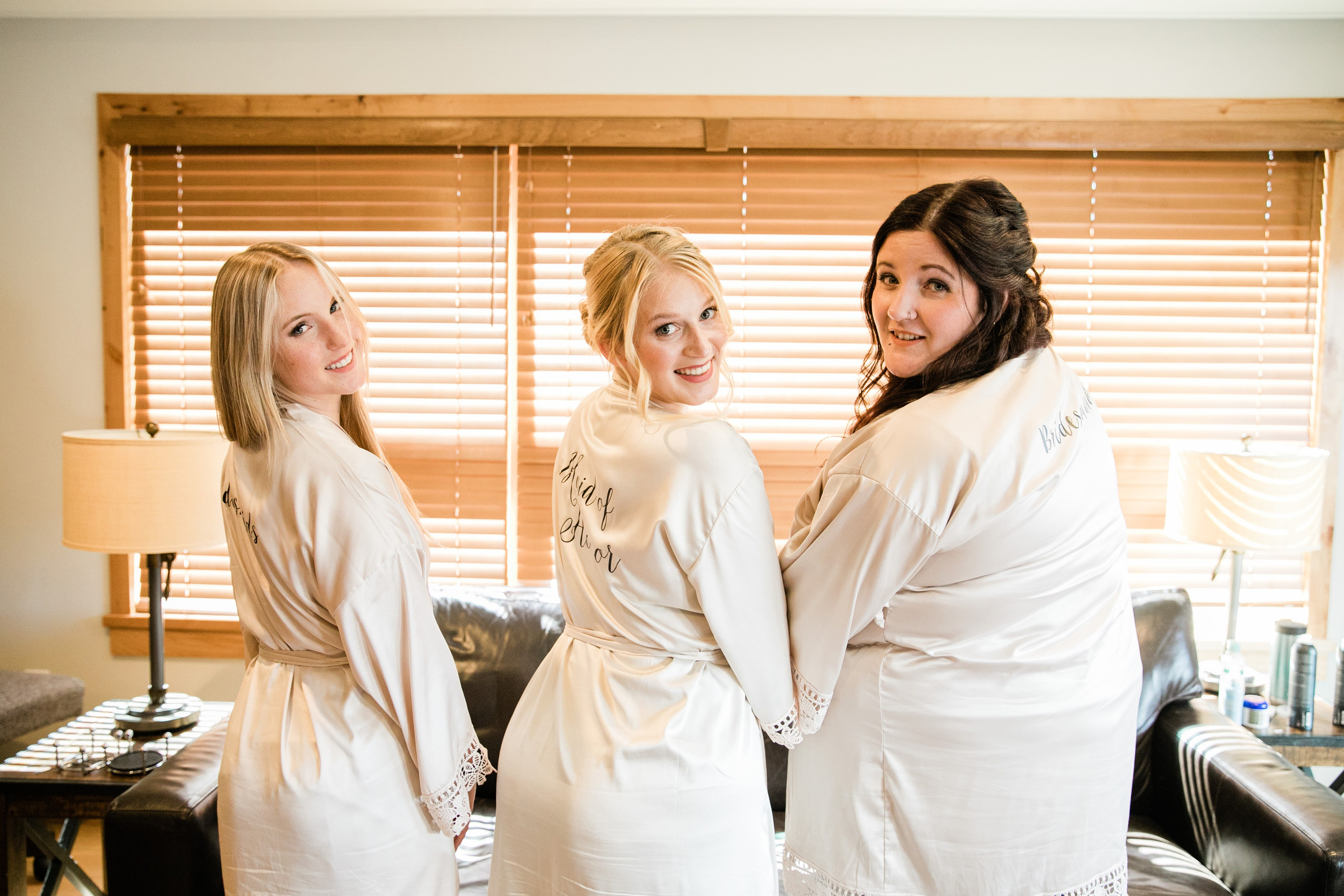 Kayla Hagen — Getting Ready Photos. Fotografía accesible en Calgary