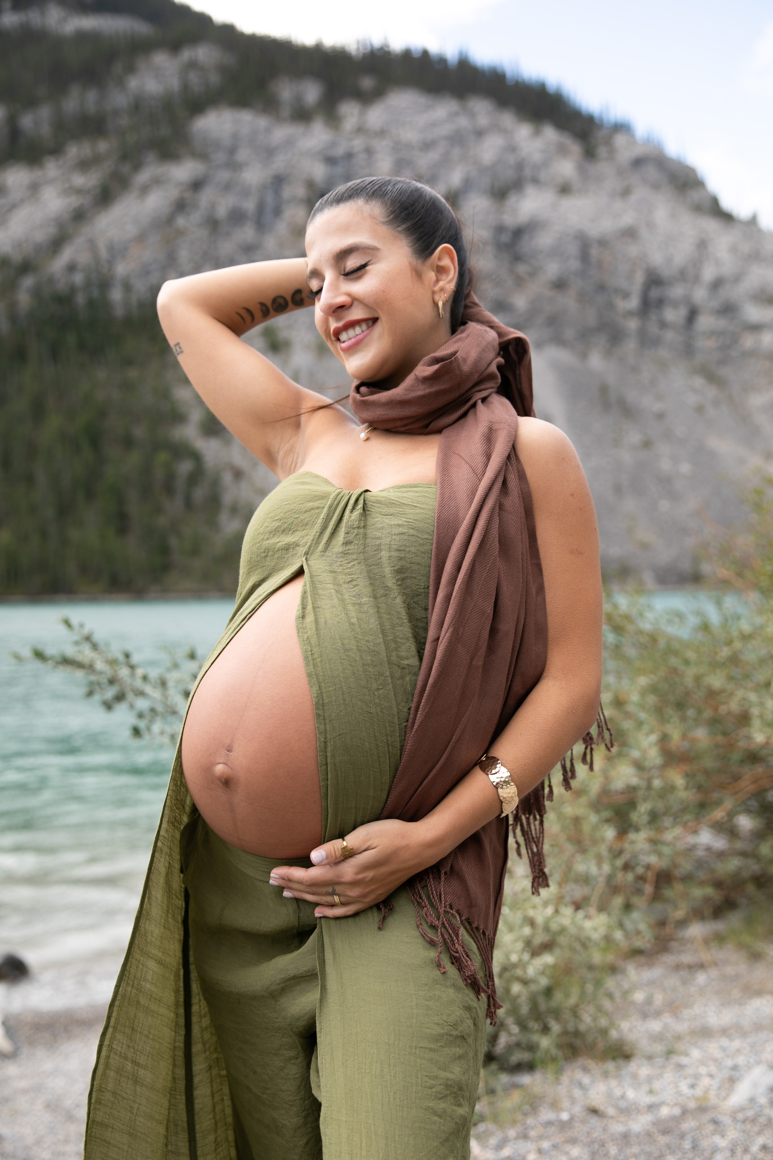 Maternity Photos — Canmore — Daniella. Fotografía accesible en Calgary