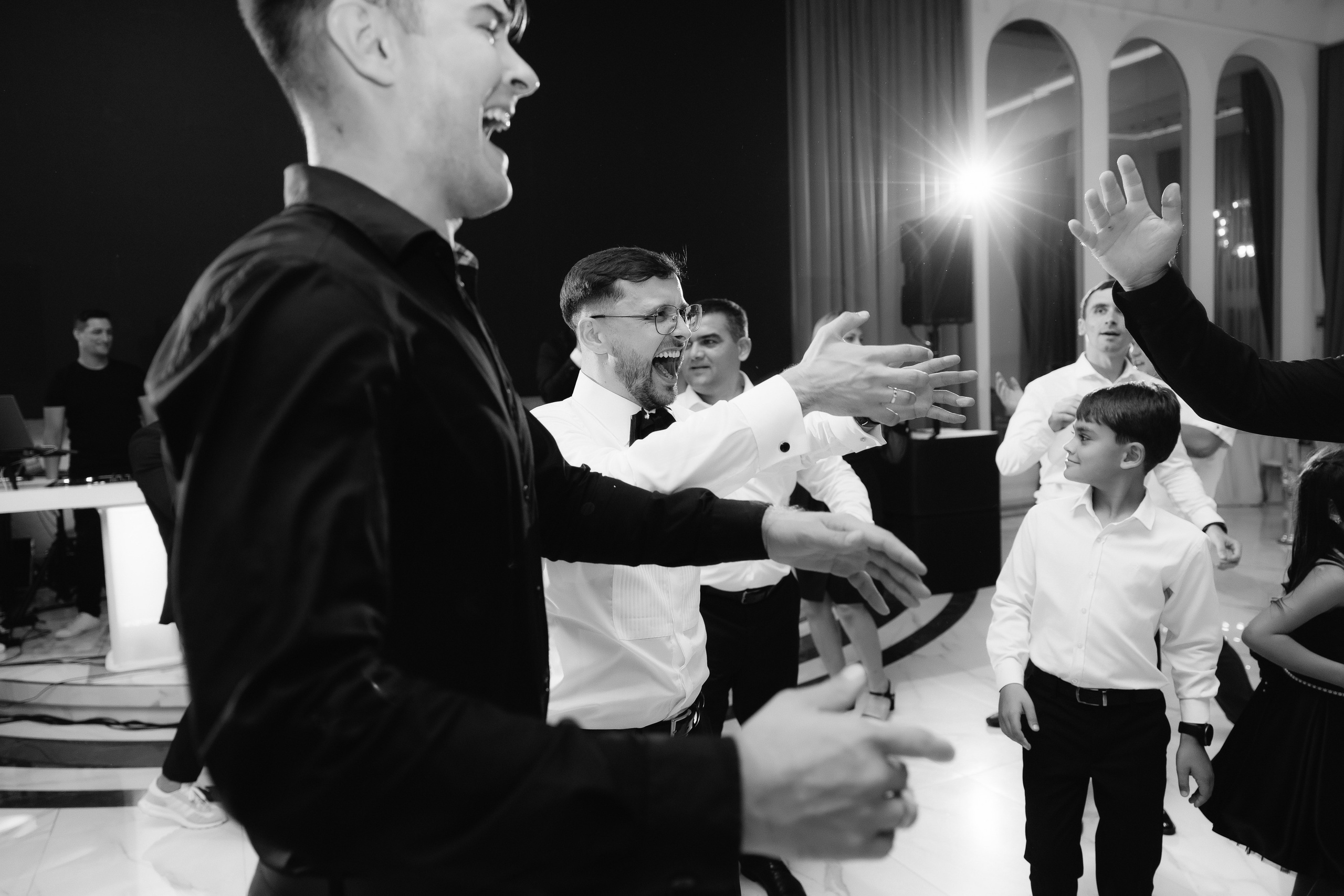 Atingerea e Dragoste. Servicii Foto Video în Chișinău și Europa ID-Brothers