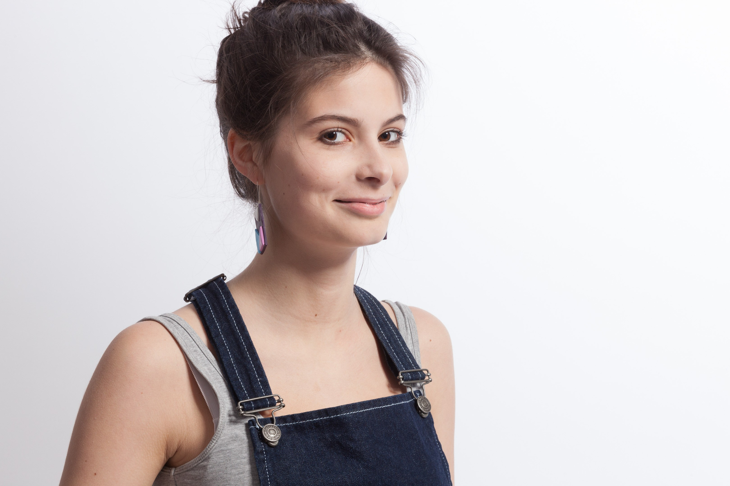 Portrait of a artist girl on white studio background - photographer Andrey Dunin