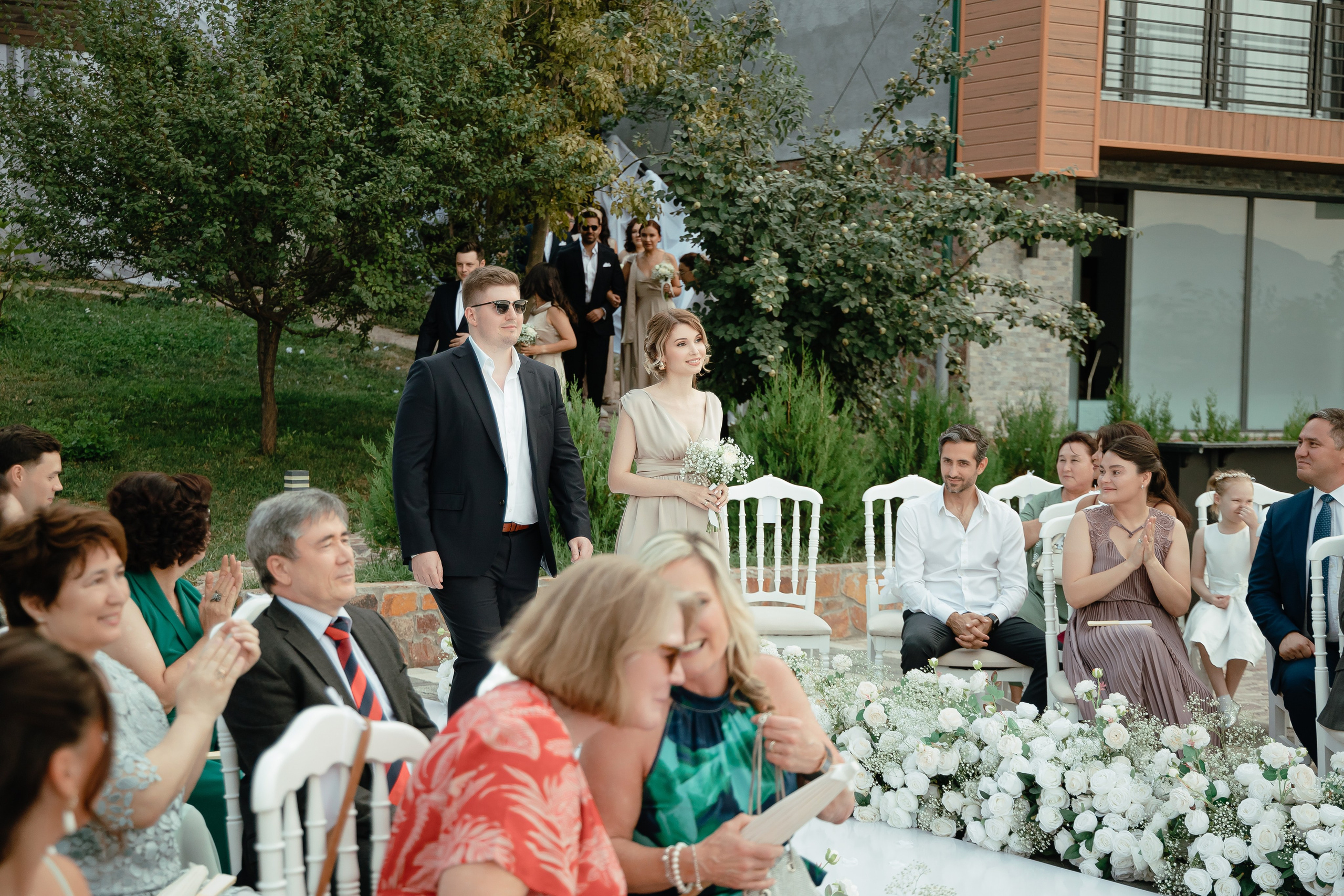 Thomas & Suyumbika. Главная