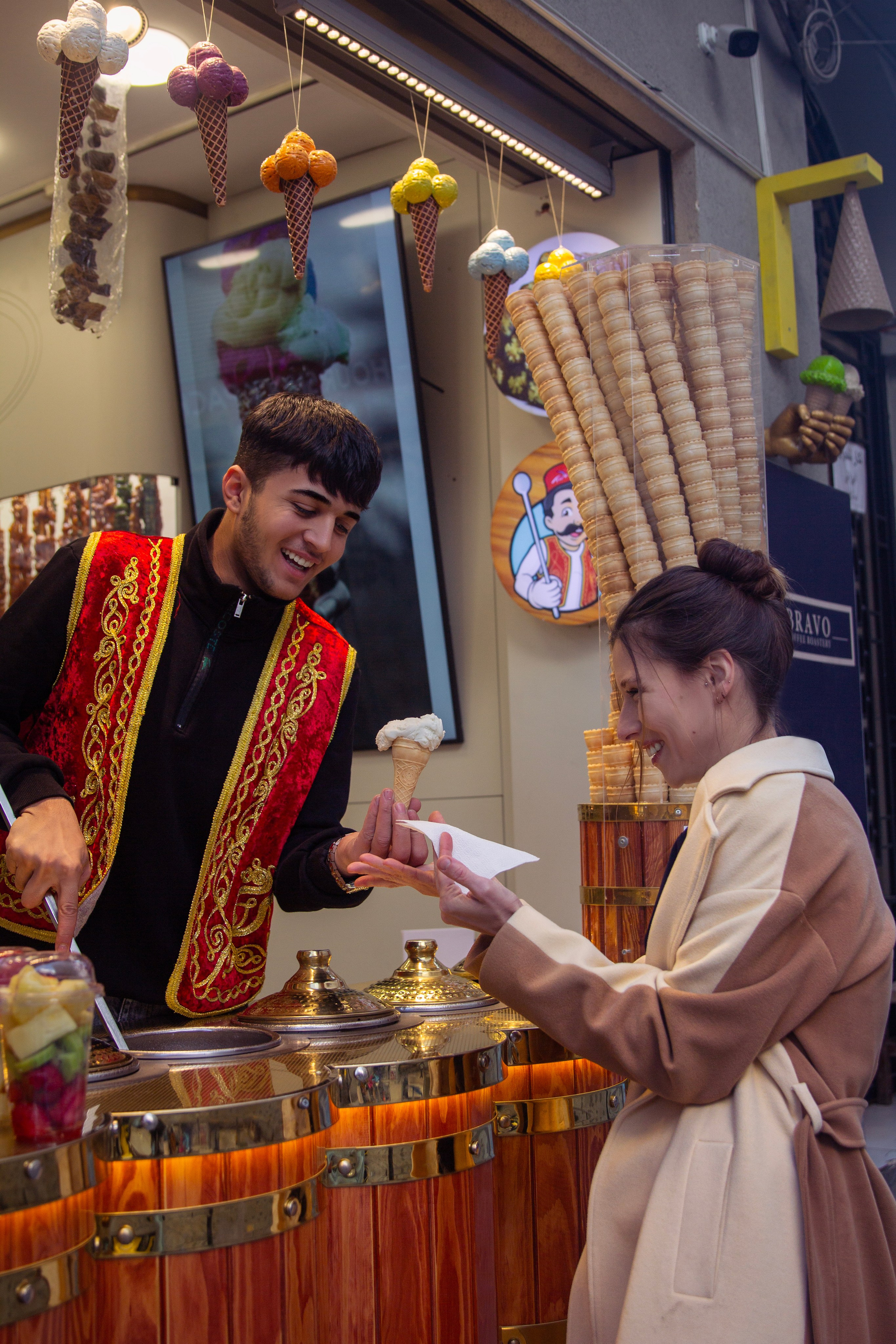 lifestyle photo shoot with an ice cream vendor in the Taksim area . Лайфстайл фото с мороженщиком Стамбул . Таксим район