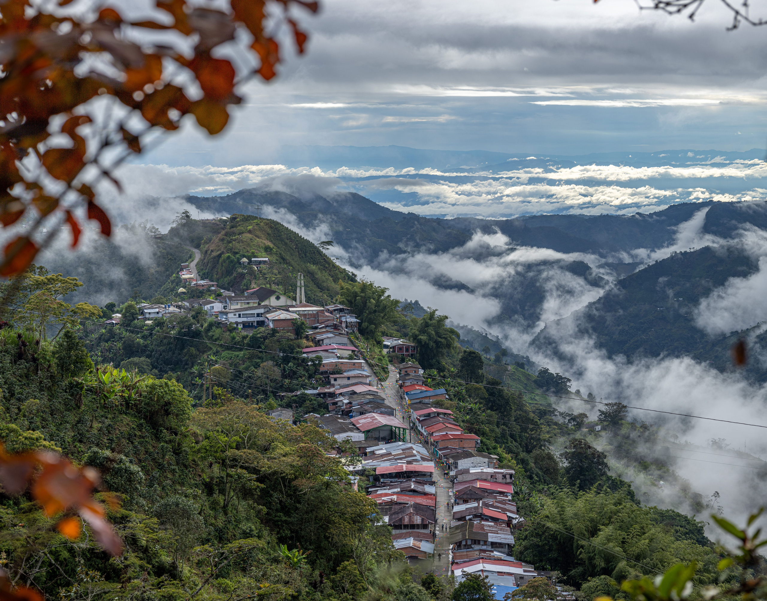 pueblo entre las montañas del oriente de caldas