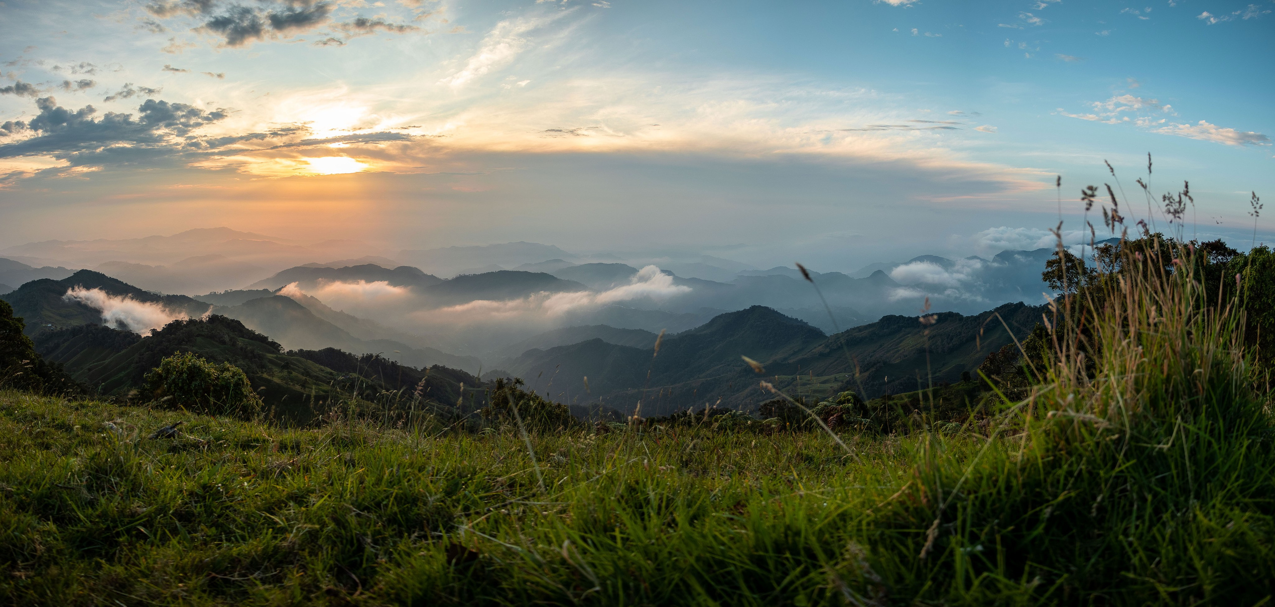 Paisaje hermoso de montañas al amanecer