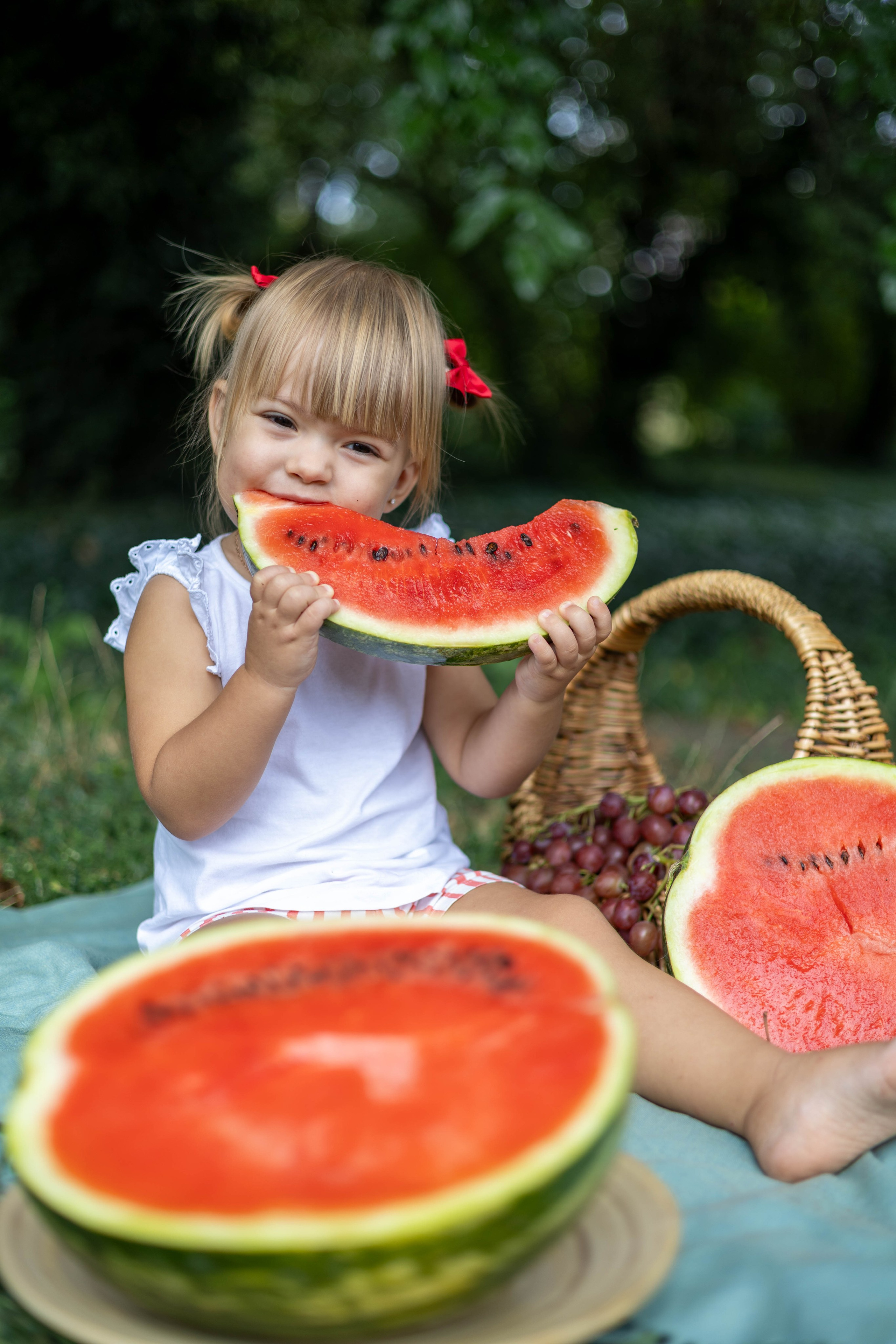 Фотосессия девочки с арбузом в зелёном парке Кишинёва. Семейный фотограф Кишиневе, Молдова Врабий Ольга