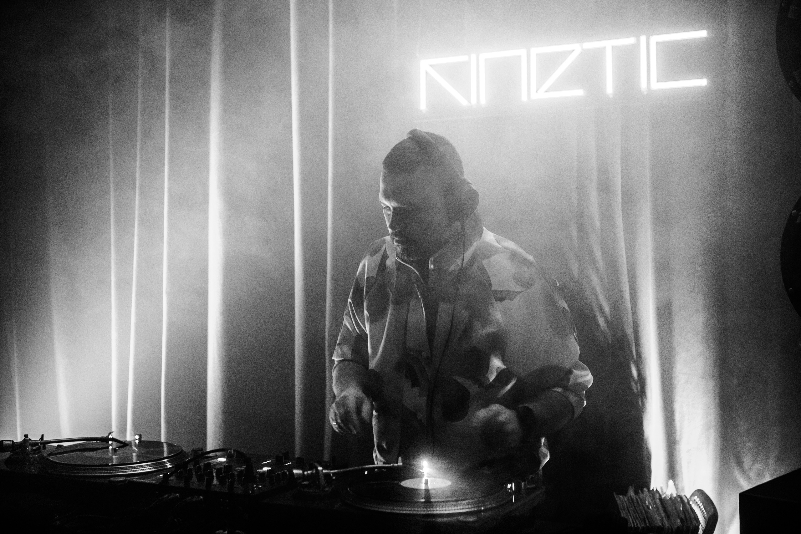 radio šovs Kinetic, labakais latvijas tehno mūzika, Latvijas dj, reportāžas foto Sandra Garančaradio šovs 