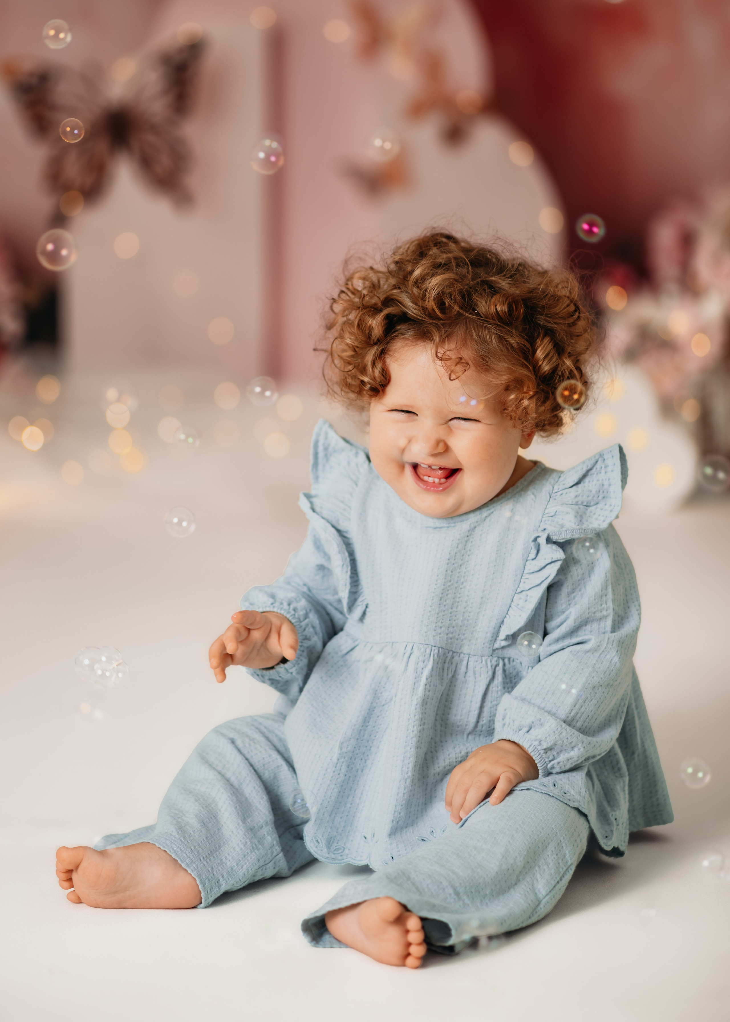 beba se smeje na roze scenografiji