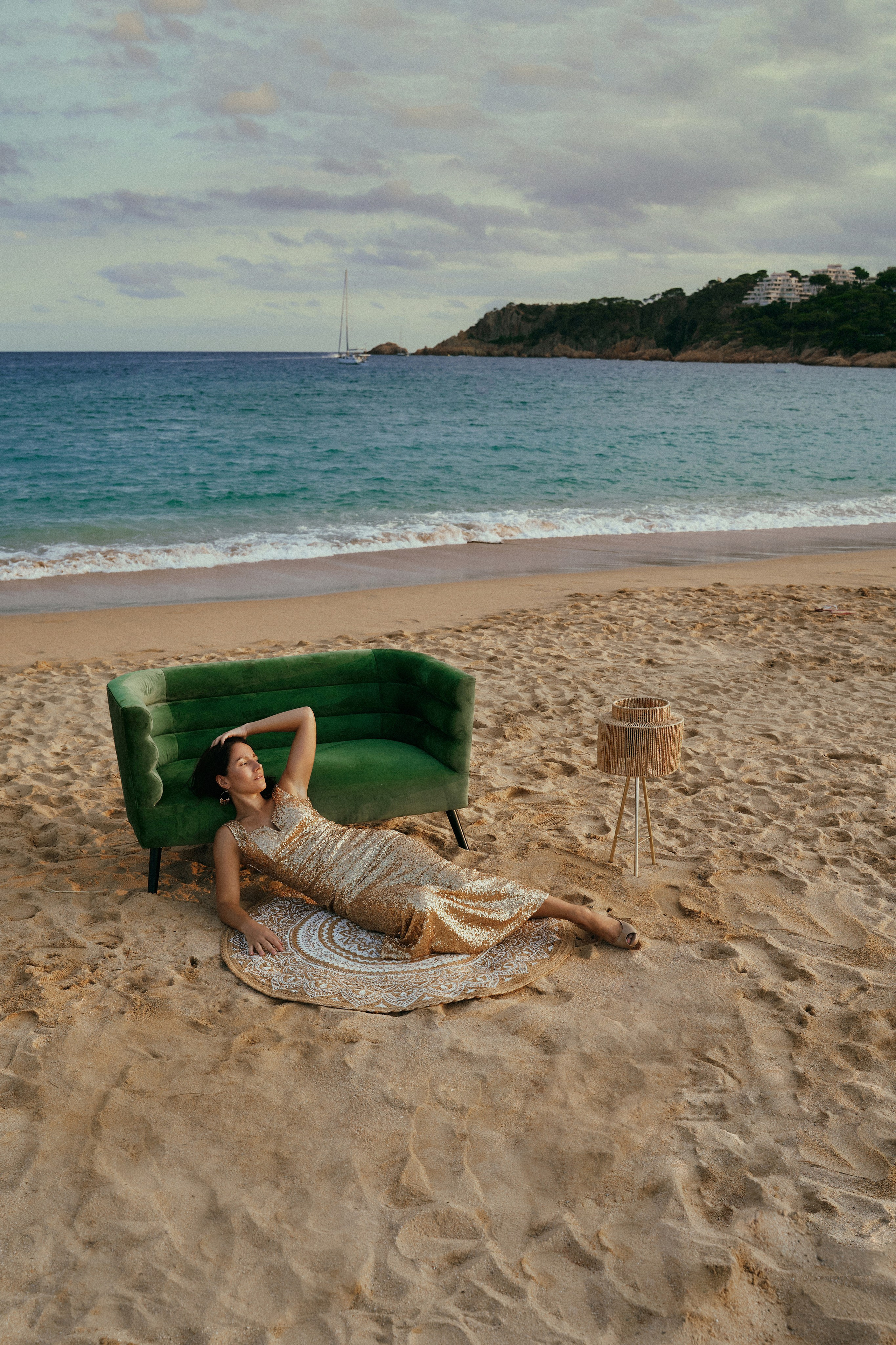 Майя. Диван на пляже. Фотограф в Барселоне Жанна Захарченко
