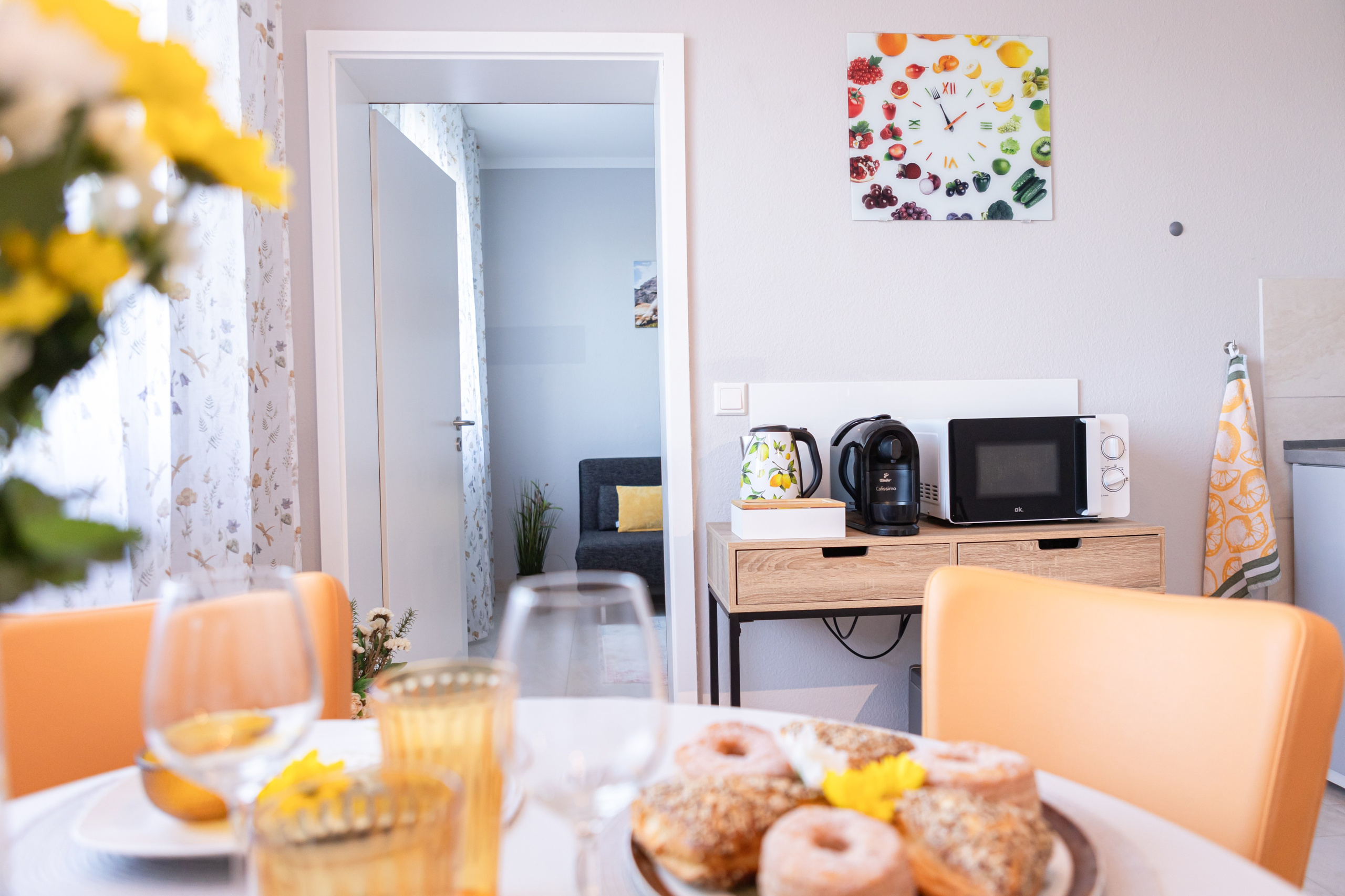 Fotografie einer stilvollen Küche mit eingebauten Geräten und großzügigem Grundriss, aufgenommen von einem Immobilienfotografen Immobilienfotografie Lindenberg, Wohnung Fotograf Allgäu, Interieur Fotografie Bayern, Immobilien Shooting Lindenberg, Wohnung Fotoshooting Allgäu, Professionelle Immobilienfotografie Bayern, Interior Fotos Lindenberg, Maklerfotografie Allgäu, Apartment Fotografie Bayern, Immobilienbilder Lindenberg