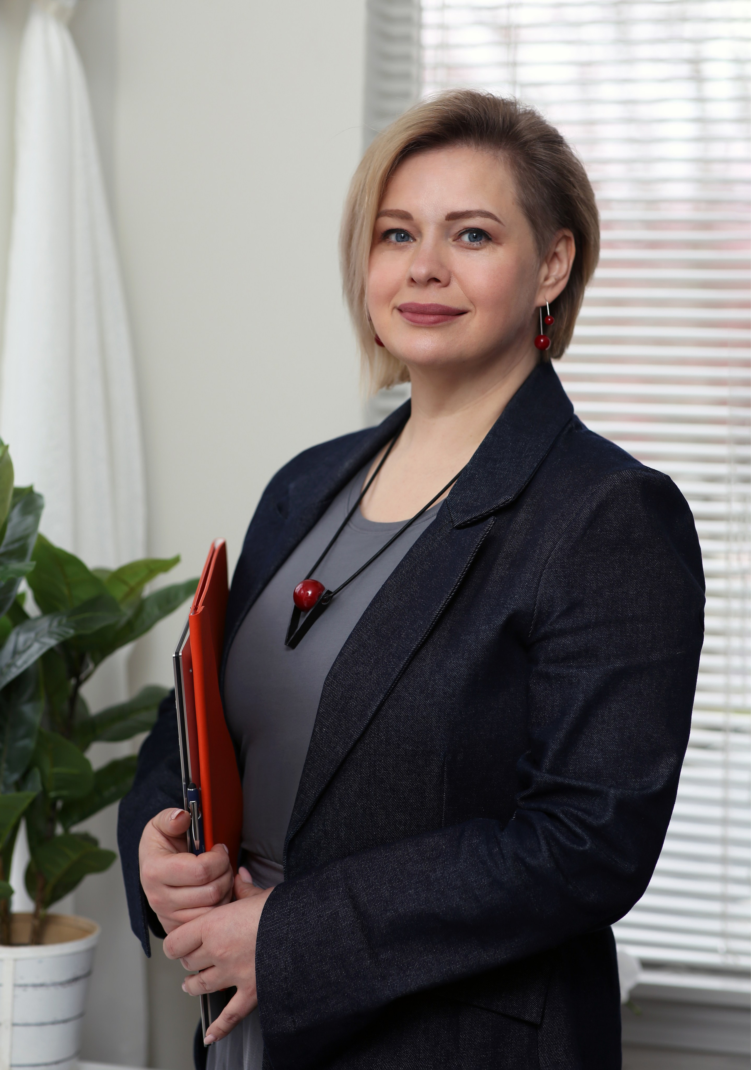 LinkedIn Photoshoot. YuAnna studio. Family & Kids Photographer in Seattle area, located in