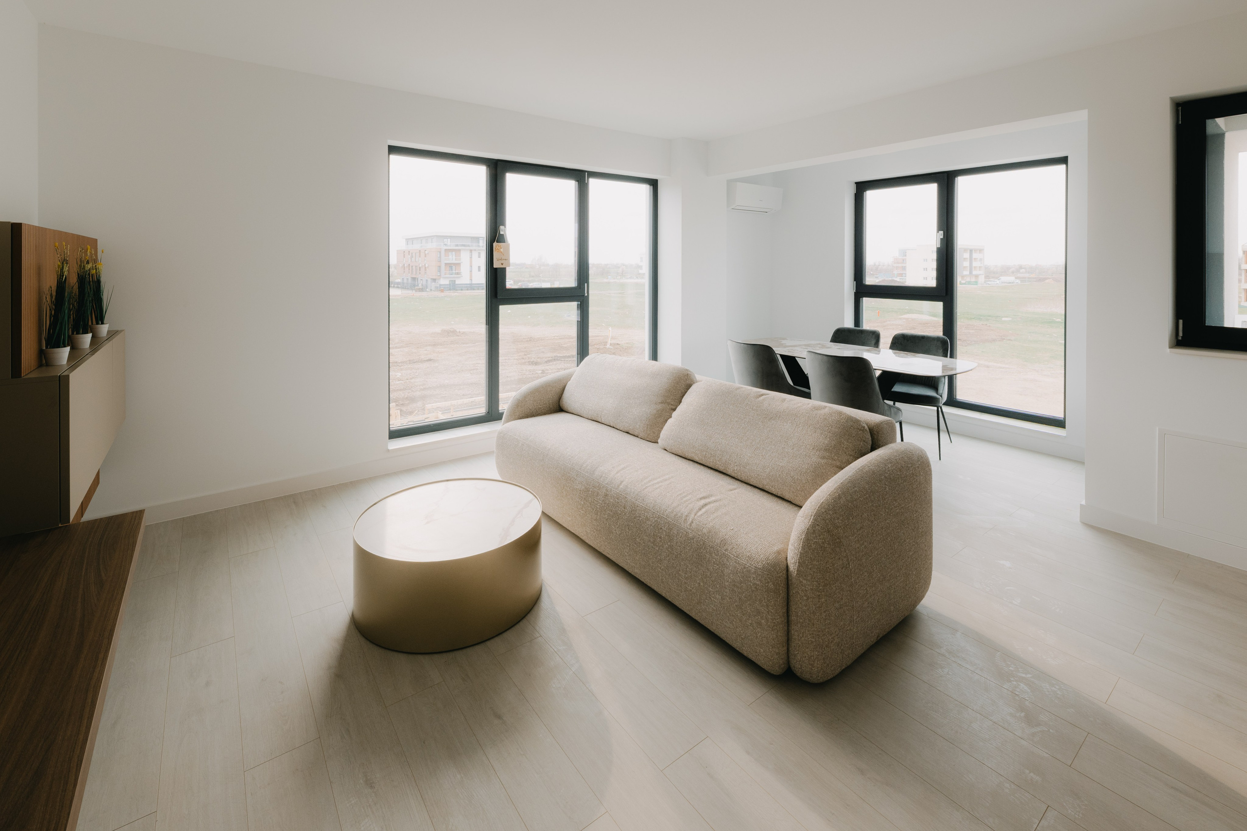 Imobiliare & Interioare - Foto