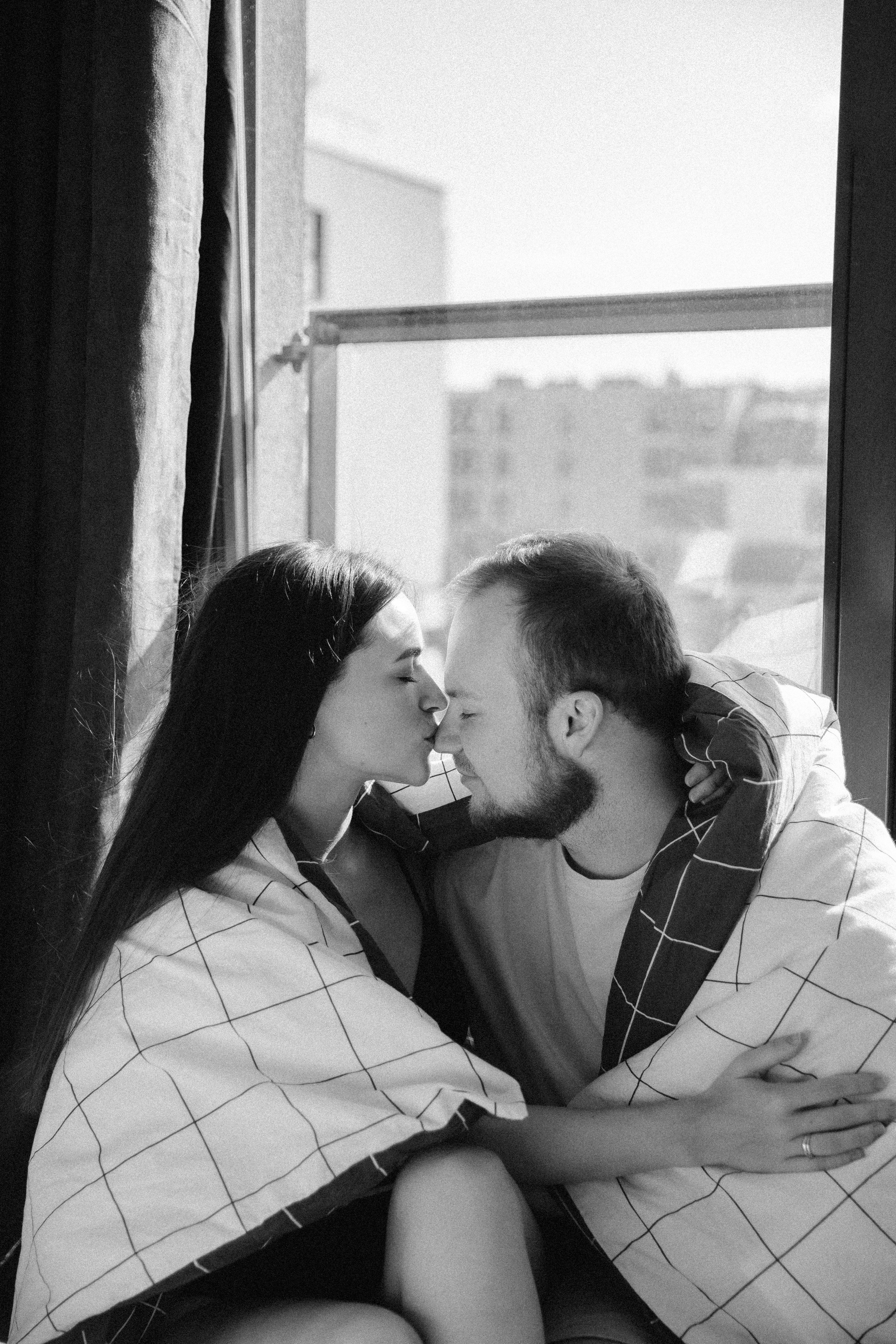 Anna+Andrew | At-home session. Photographer in Los Angeles. Julia Ishmuratova