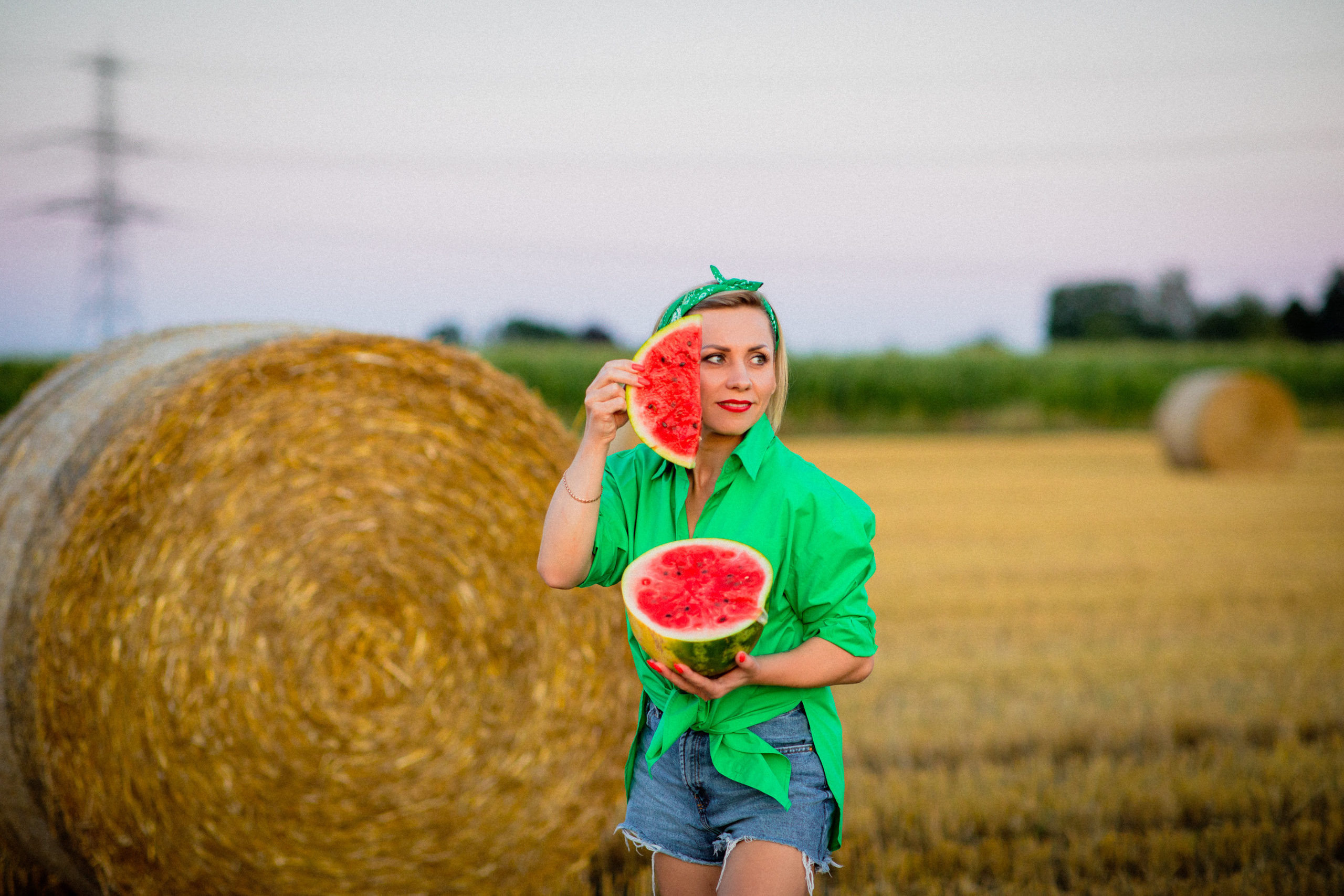 Sommer Fotoshooting mit Wassermelone | Kreative Portraits & Familienfotos. Hochzeitsfotografin in Gütersloh | Authentische Hochzeitsreportagen | TK Photographie