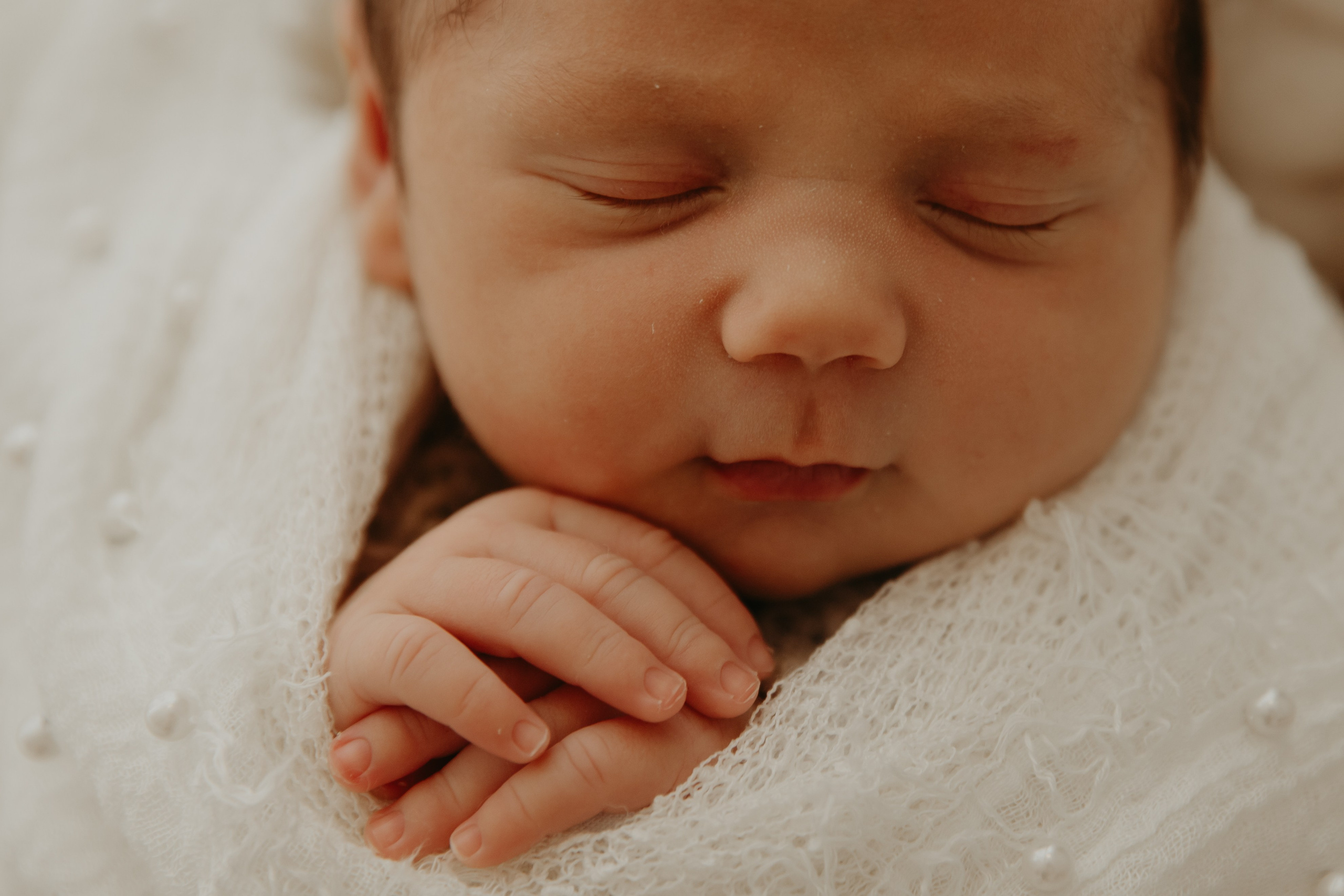 detalhe delicado de bebê recém-nascido em ensaio newborn em Sorocaba