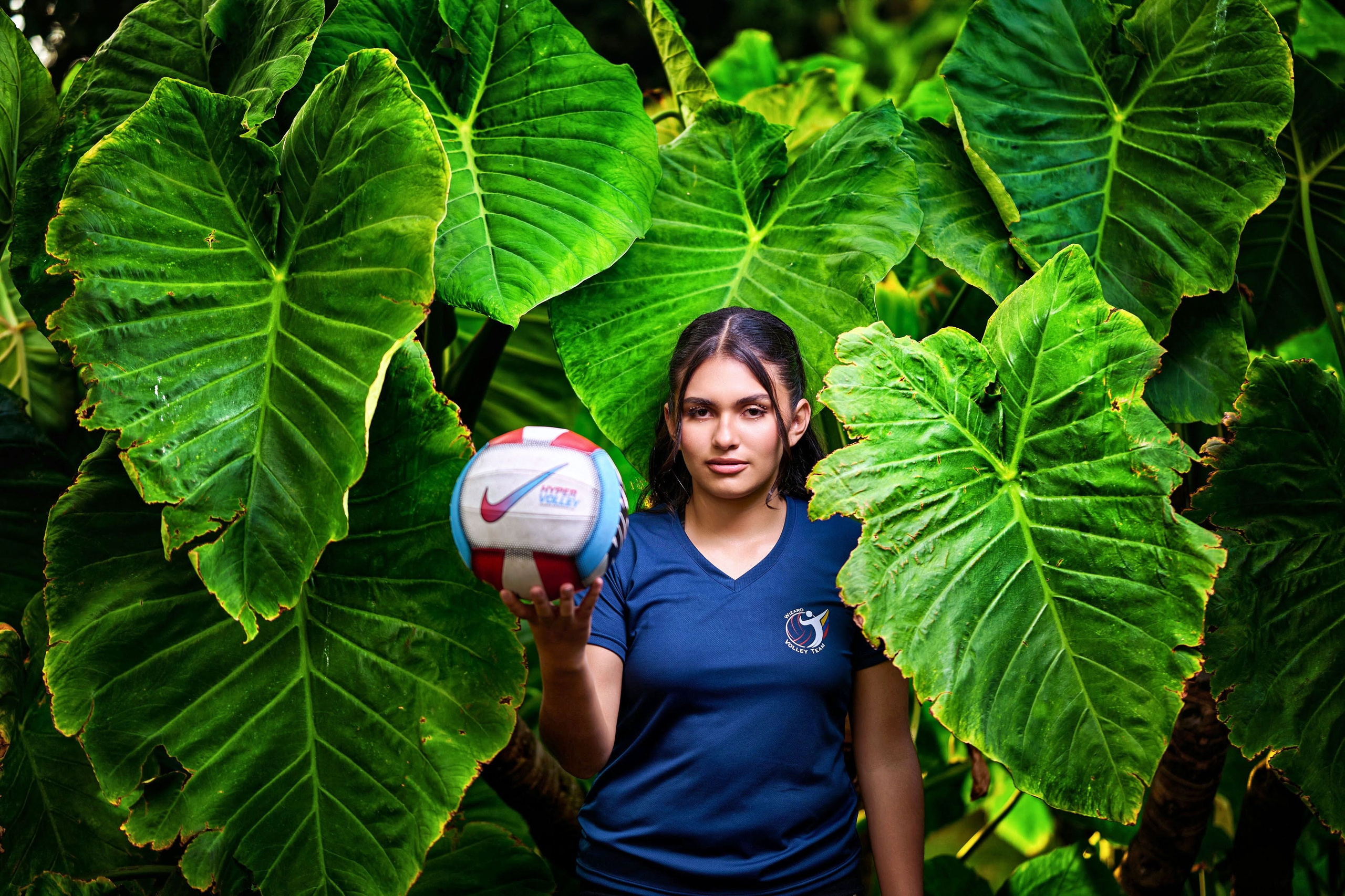 Gaby posando con su balón de voleibol en el Jardín Botánico para una sesión pre-XV original.