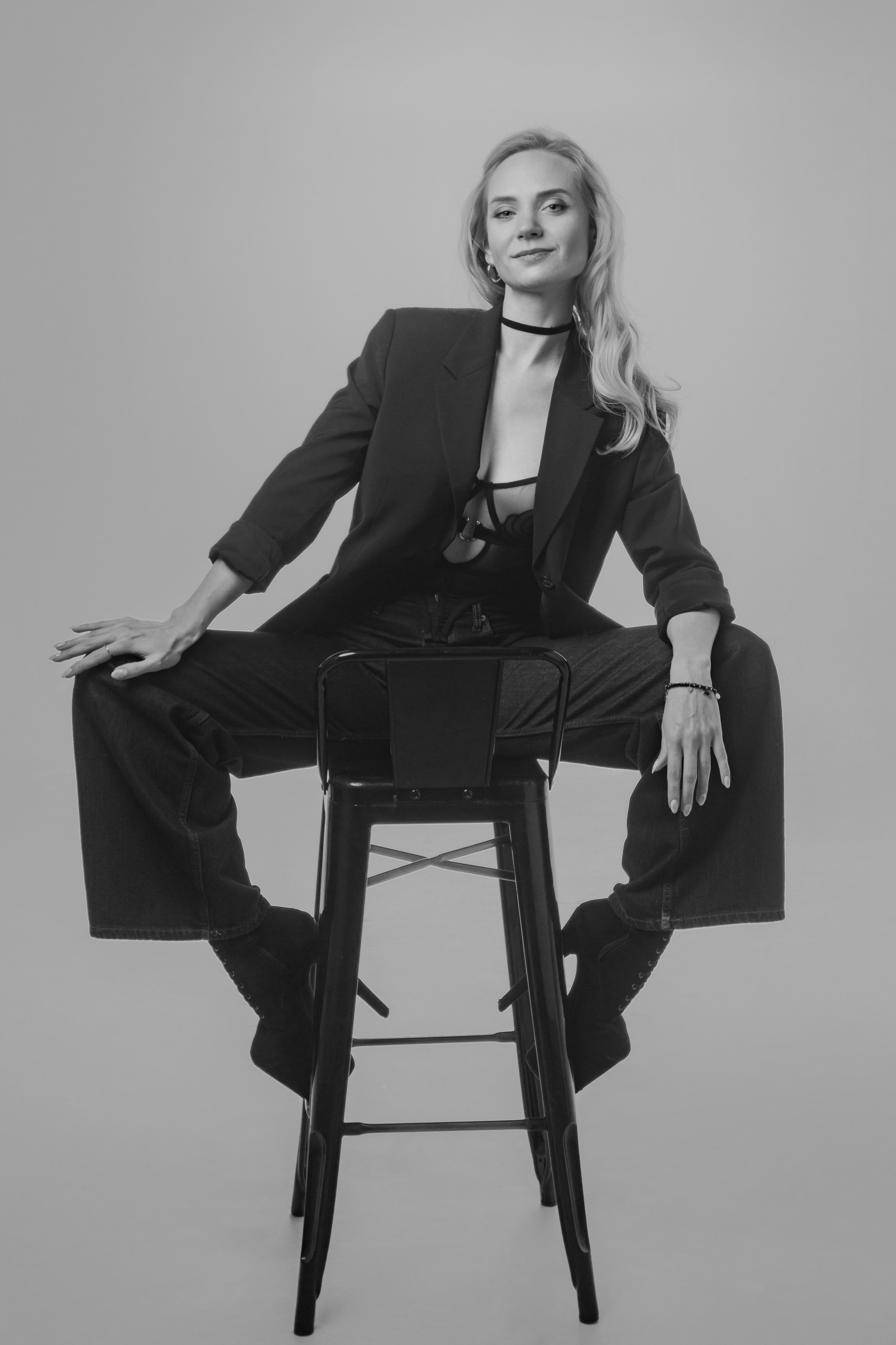 retrato en blanco y negro de una mujer en el estudio