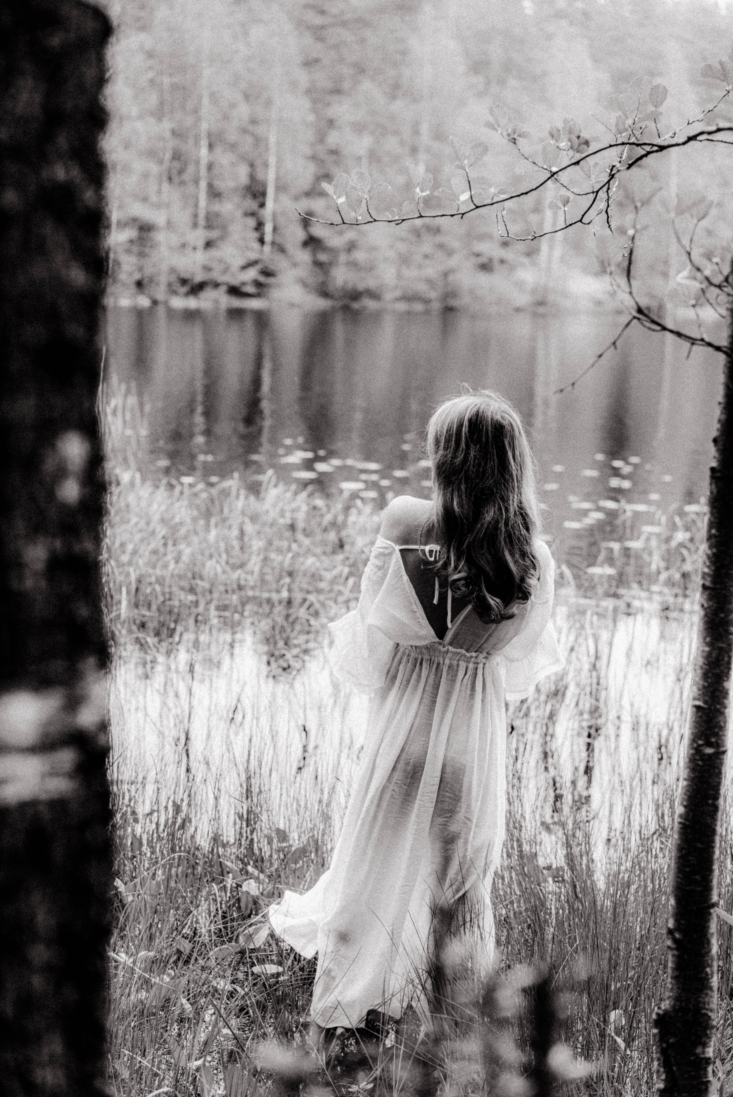 Intimate Lakeside Boudoir Photography | Natural Light Sessions in NYC. Videographer and photographer in New York // MAKAROV.VIDEO