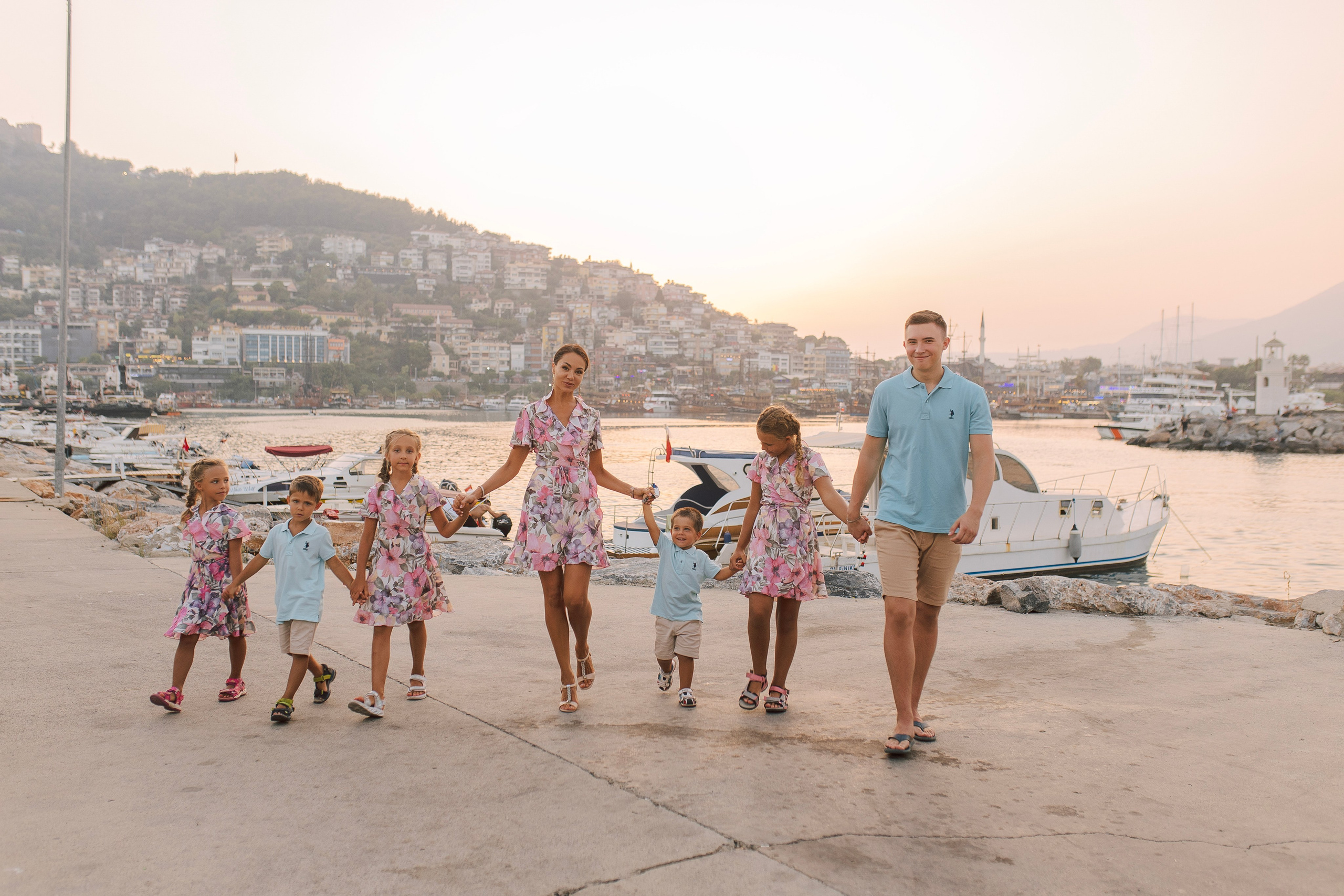 Фотограф в Алания. Фотосессия для большой и нарядной семьи в порту Аланьи.Семейная съемка в порту. Морская прогулка для всей семьи. Фотограф в Алании в Турции, Аланья, Сиде, Белек, Анталия, Кемер, Конаклы, Окурджалар. Фотосъемки в Алании. Фотосессия в Алания.Алсу Девели