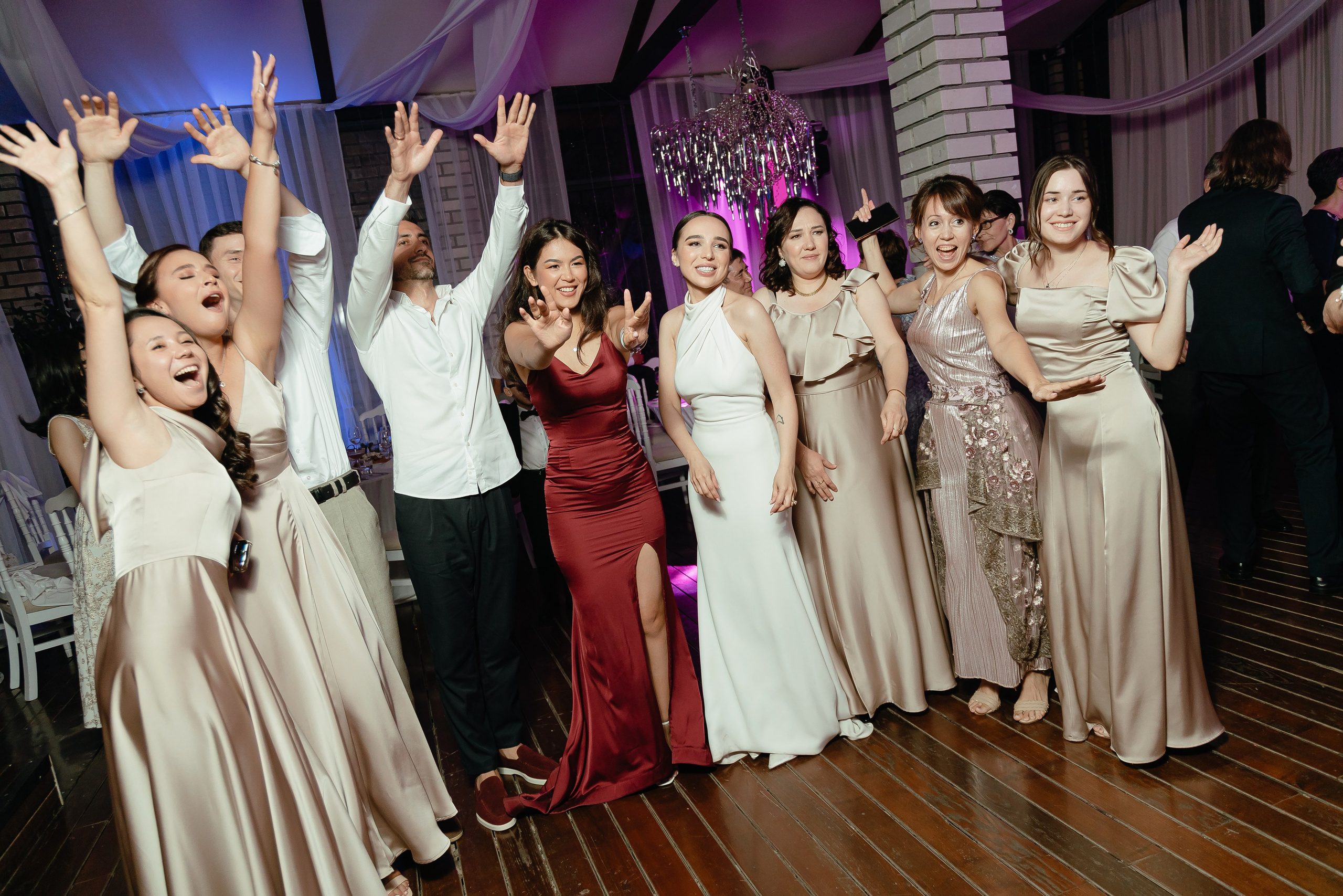 Thomas & Suyumbika. Главная