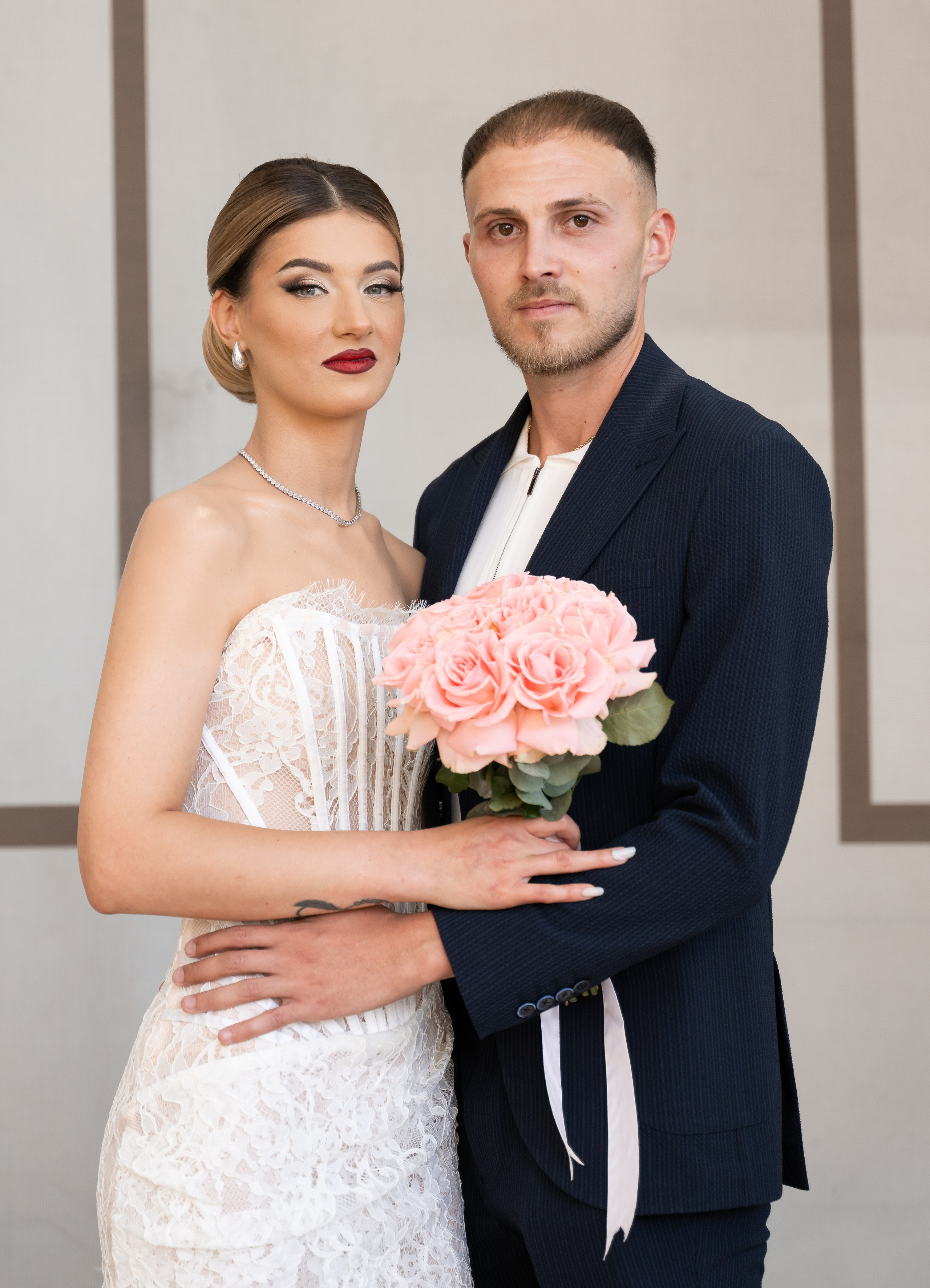 Daniel & Roberta. Hand for photos
