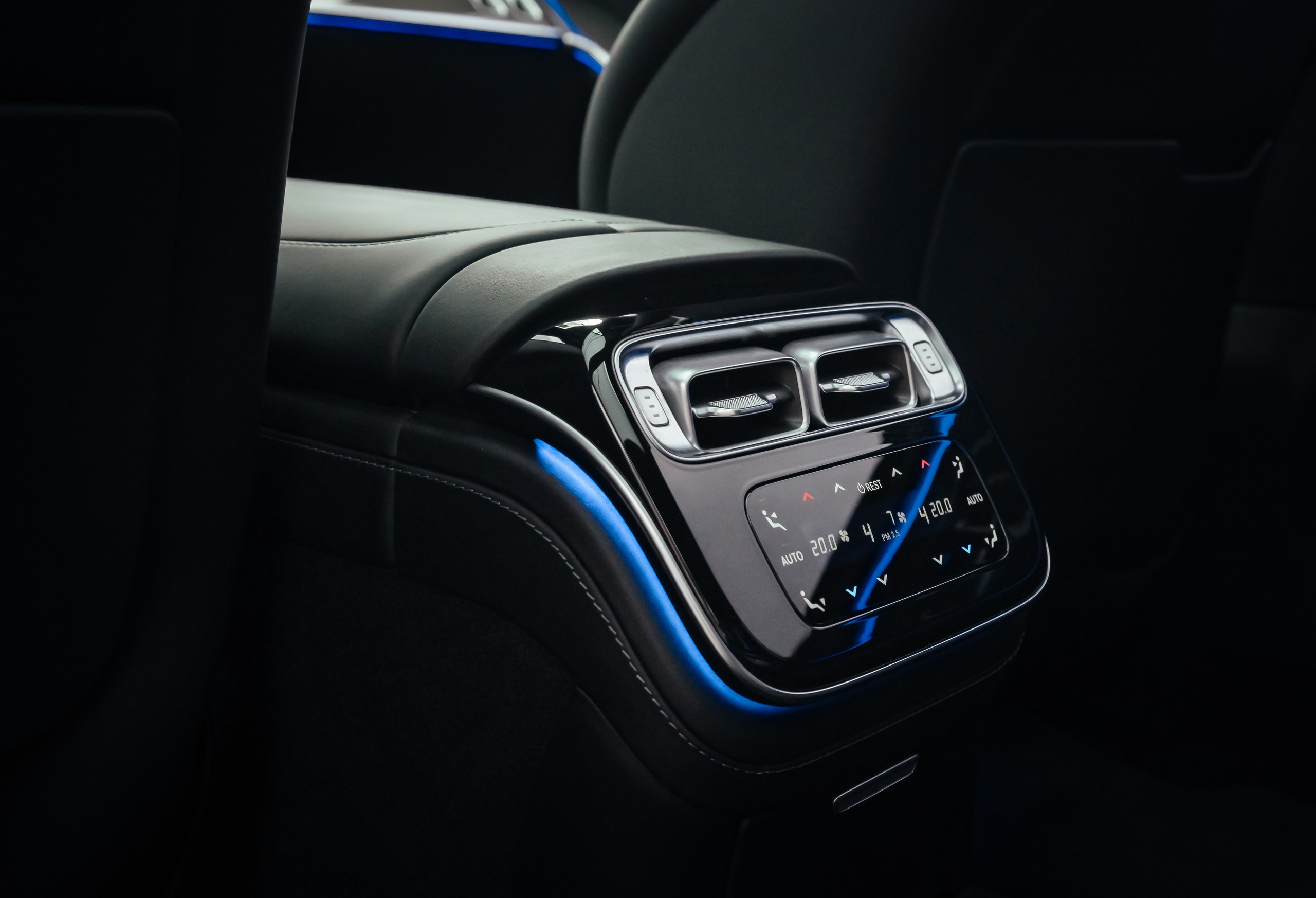 The control panel of the Mercedes rear seat is dark in color with neon carbon fiber coating