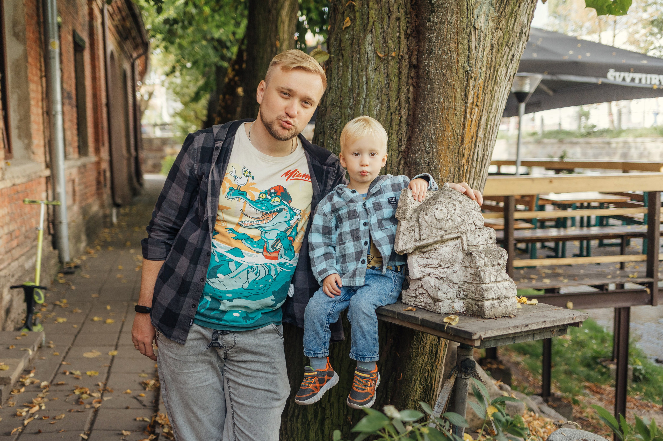 Along the streets of Vilnius in lifestyle style. Family photographer in Vilnuis Svetlana Naumova