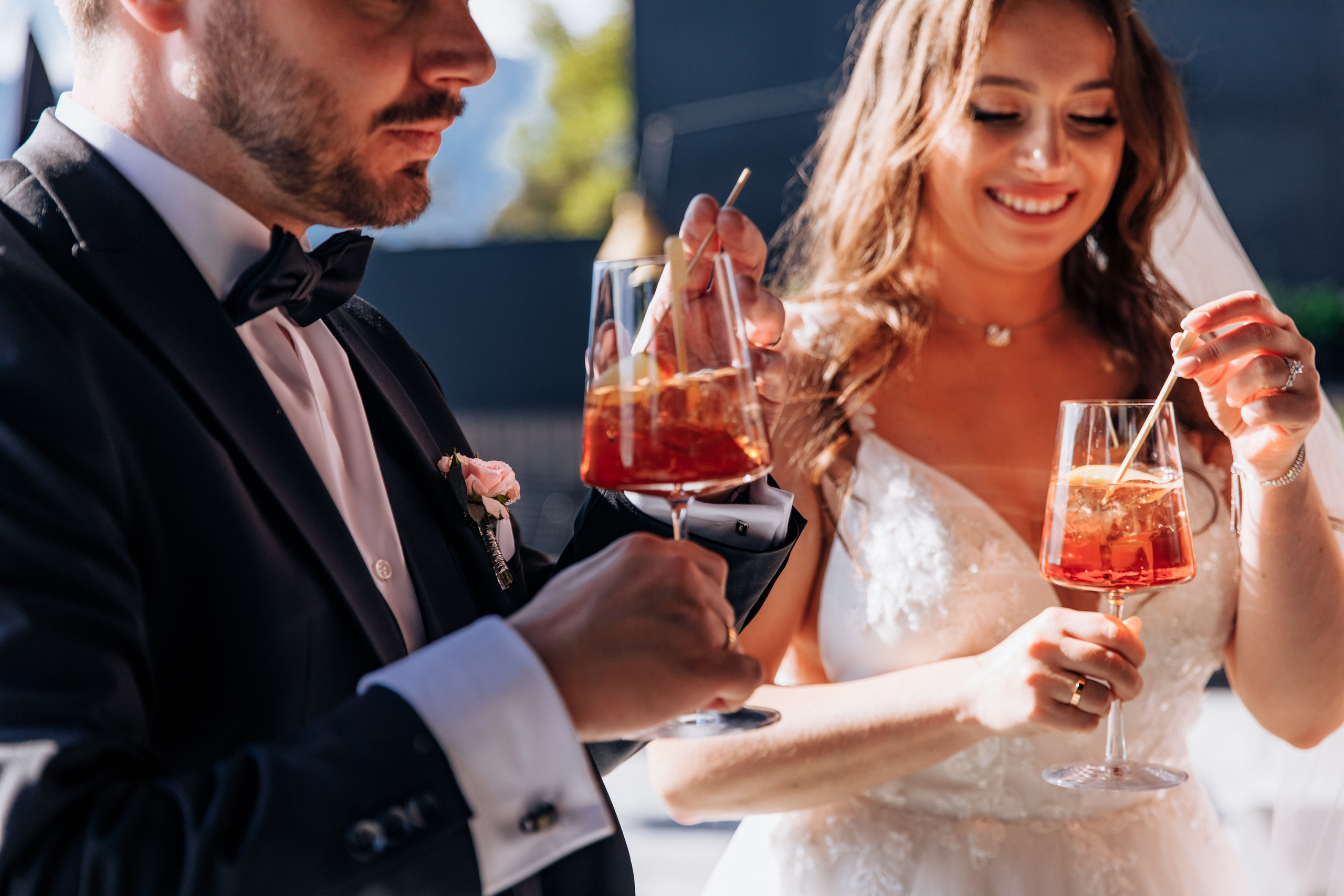 Der Bräutigam und die Braut trinken einen Cocktail zusammen.