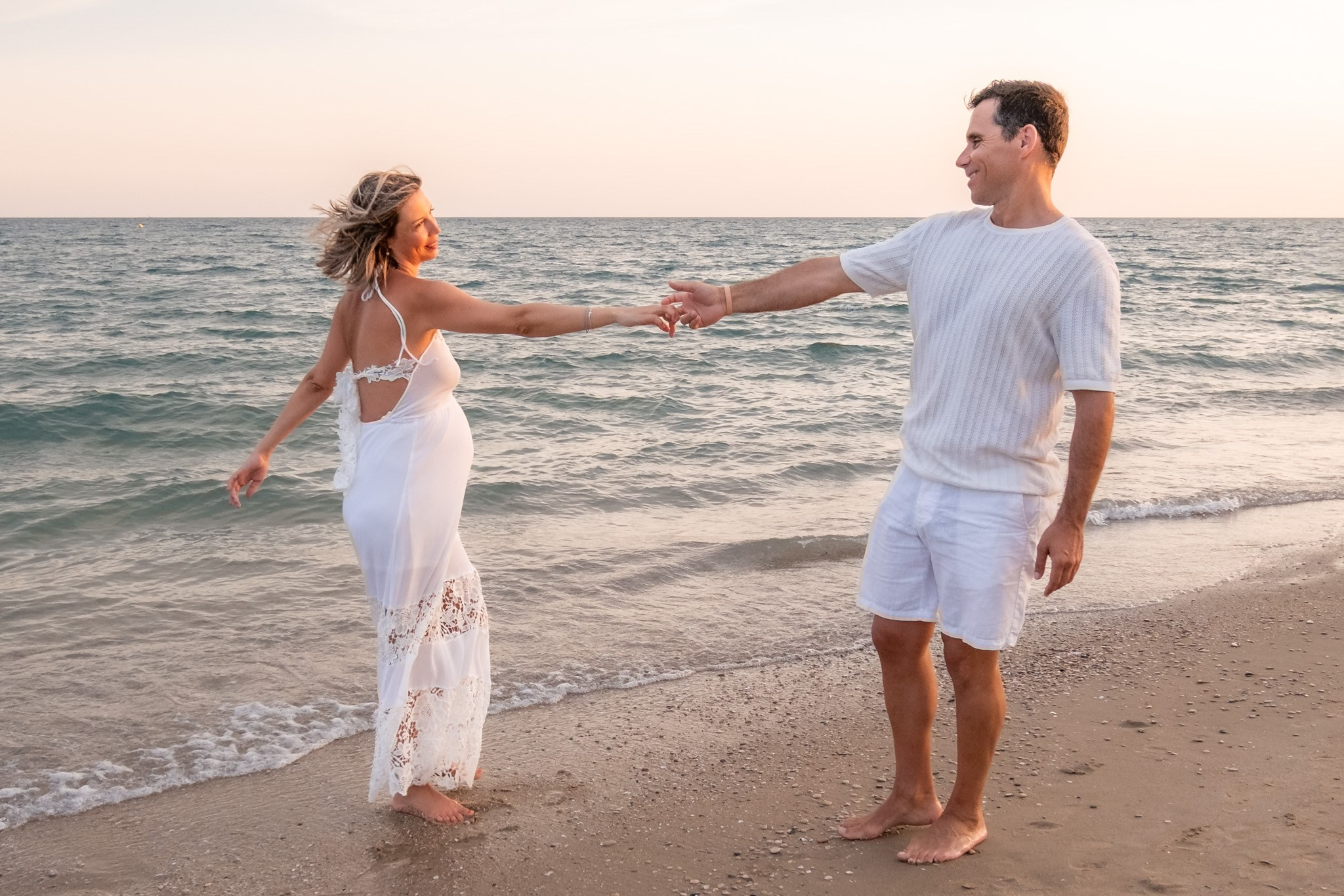 Sesión embarazo en la playa. Fotografía profesional en Calafell - Elena Medvedeva