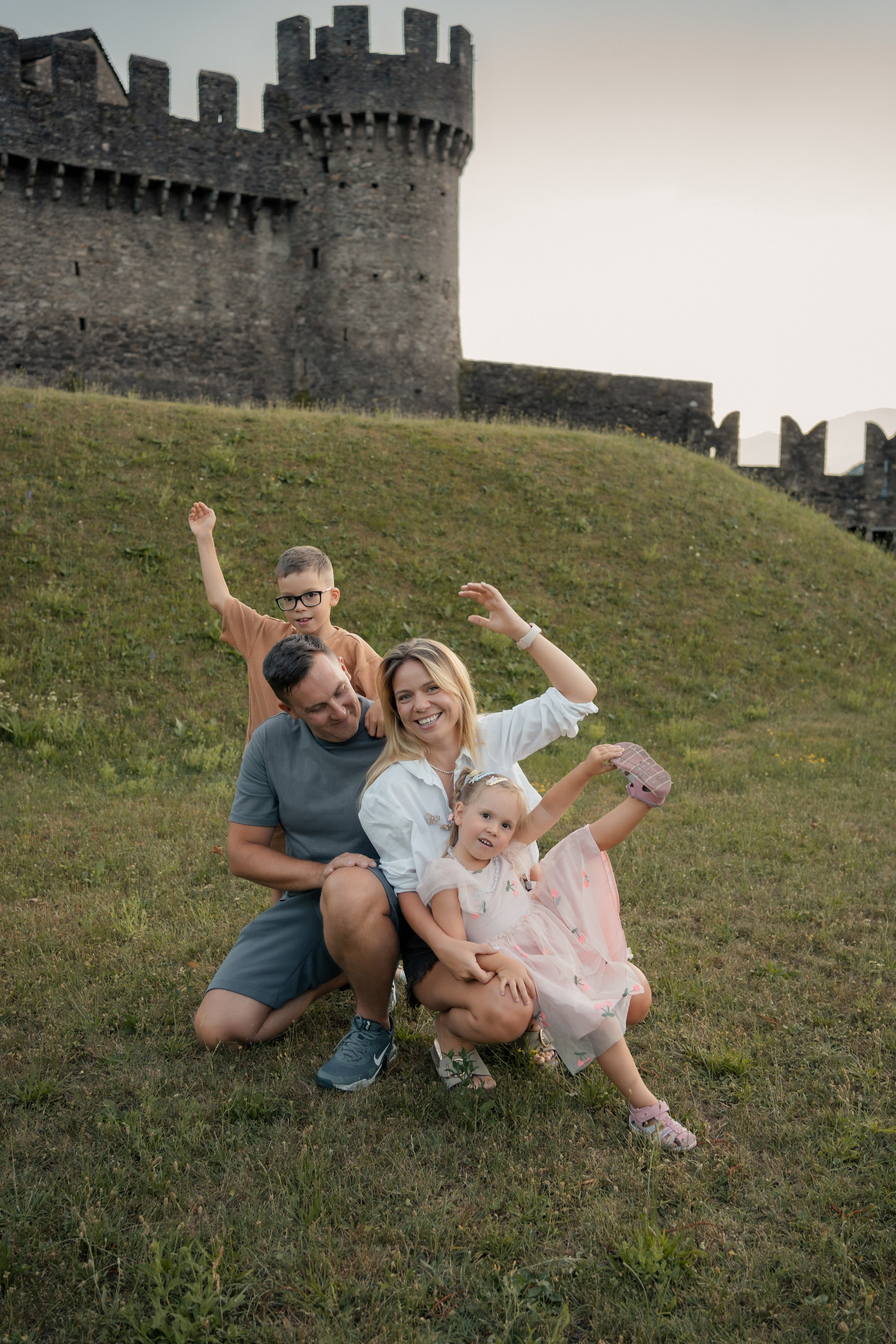 Sesión familiar con vistas a Bellinzona. Fotografía profesional en Calafell - Elena Medvedeva