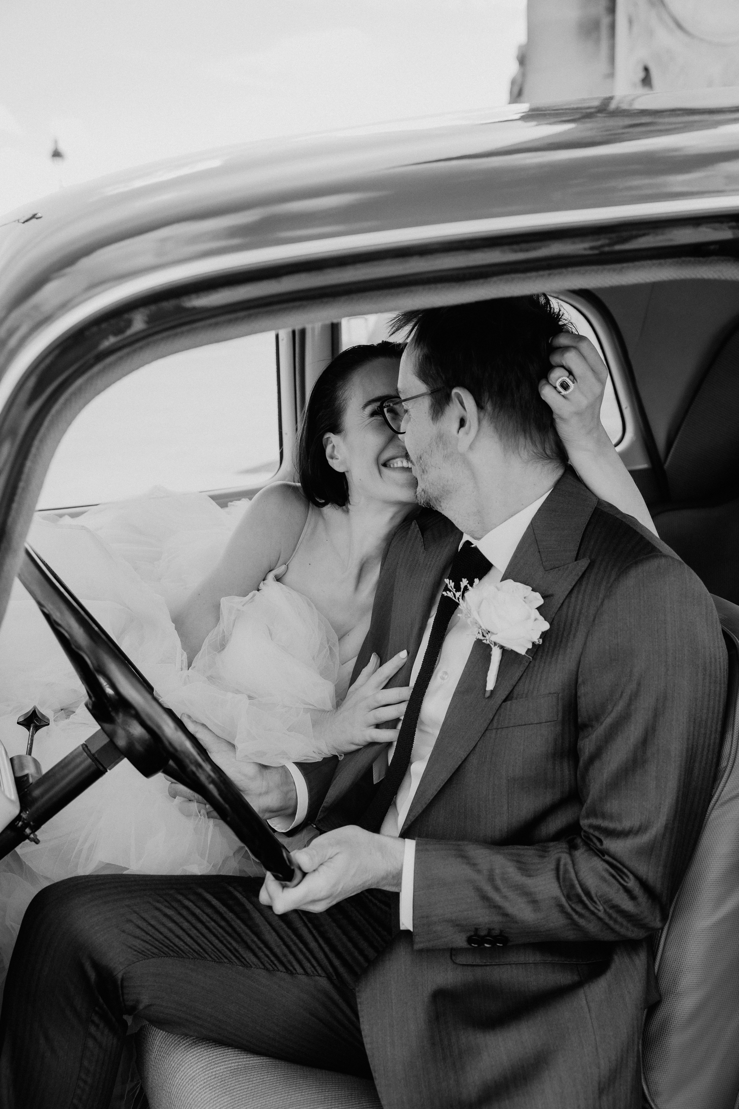 Suzi & Alex | Paris Wedding with a Vintage Car. Paris Wedding Photographer