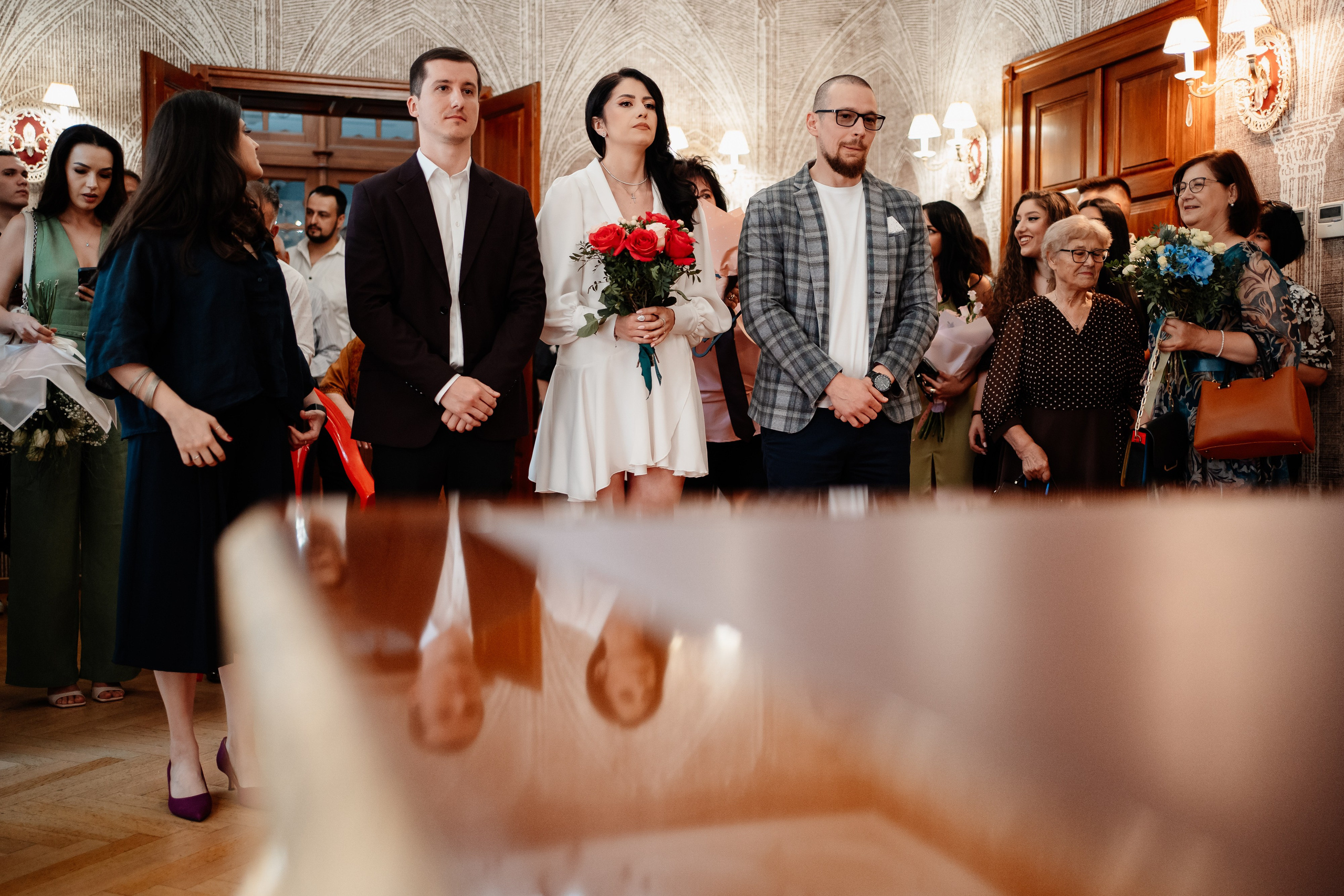 Miri fericiți în fața oficiului stării civile din Bucuresti, Sector 3, celebrând începutul unei noi vieți împreună. Fotografie de cununie civilă, capturând naturalețea și bucuria momentului special.