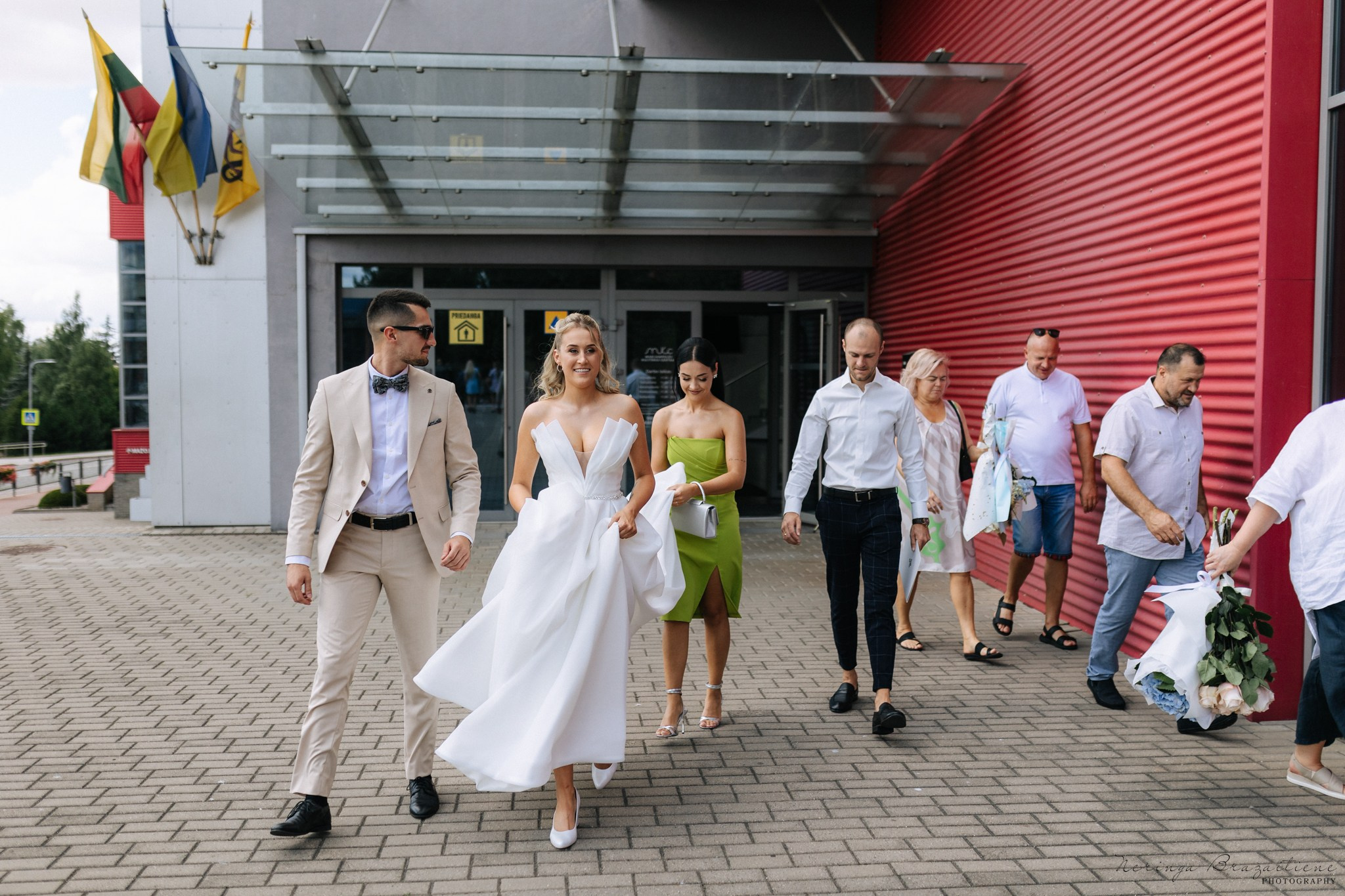 Vestuvinė fotosesija Kaune, Vienybės aikštėje, prie Lietuvos banko