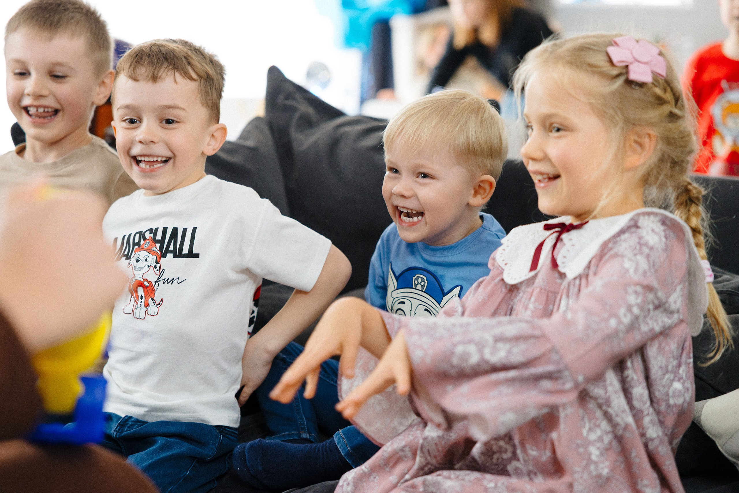 Фотосъёмка детского дня рождения с аниматором и фольгированной дискотекой в Риге. Евгений Тимофеев | Свадебный и контент-фотограф и видеограф в Риге