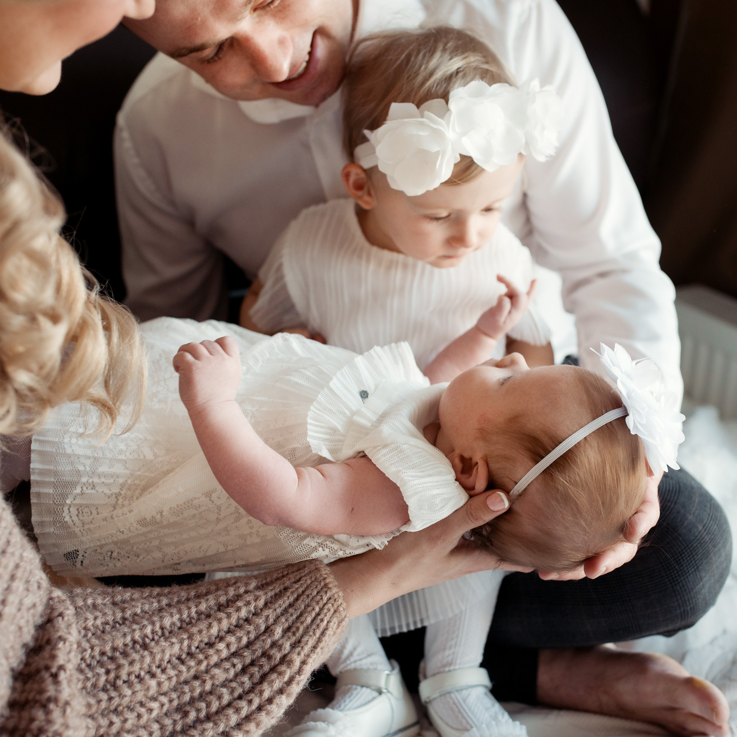Krikštynos, krikštas, krikštynų fotosesija, ceremonija, bažnyčia krikštynų pasiruošimo fotografavimas. Krikštynų fotografas Vilnius Trakai kaina krikštynų fotografavimas fotografė personal.lt photogrpahy kainos šeima, vaikai profesionali natūrali meninė reportažinė klasikinė fotosesija, krikštynų fotosesija gamtoje