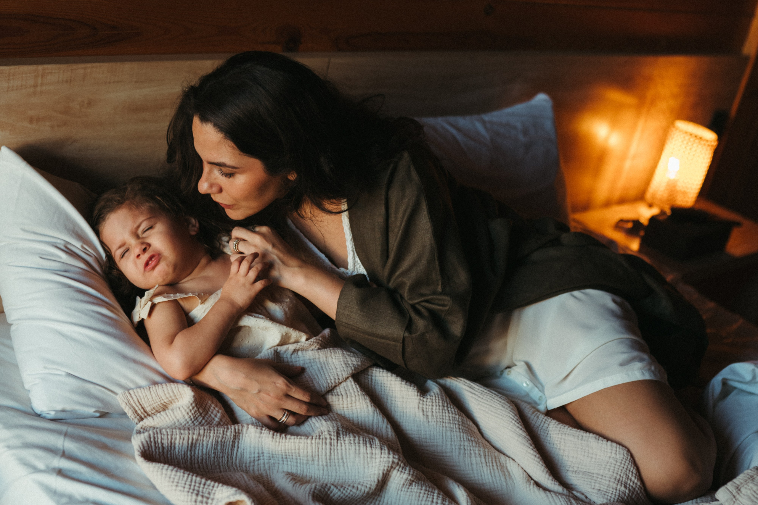 Amnah with daughters. Family photographer in Saudi Arabia