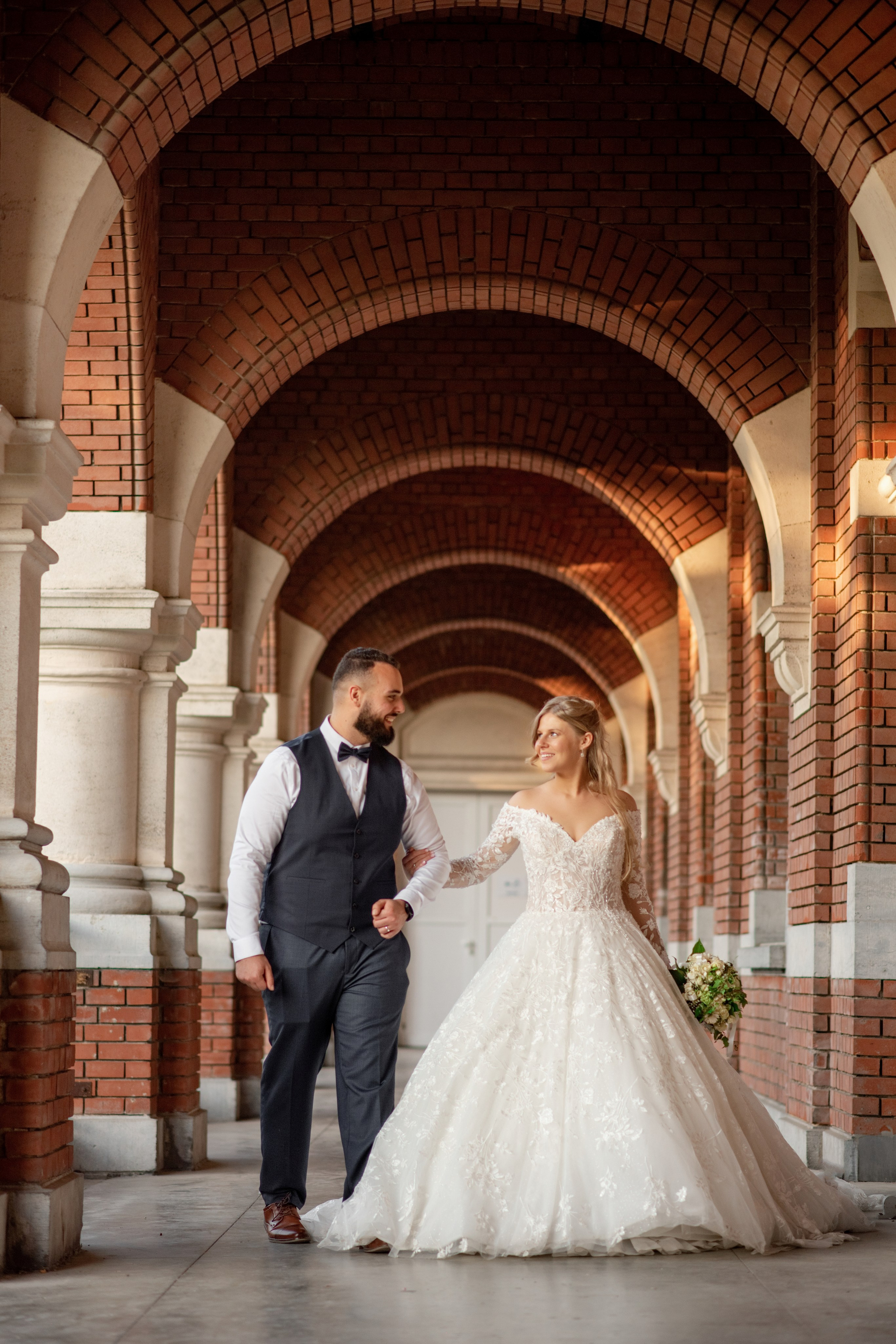 Couple marié près de la fontaine de Monte-Carlo