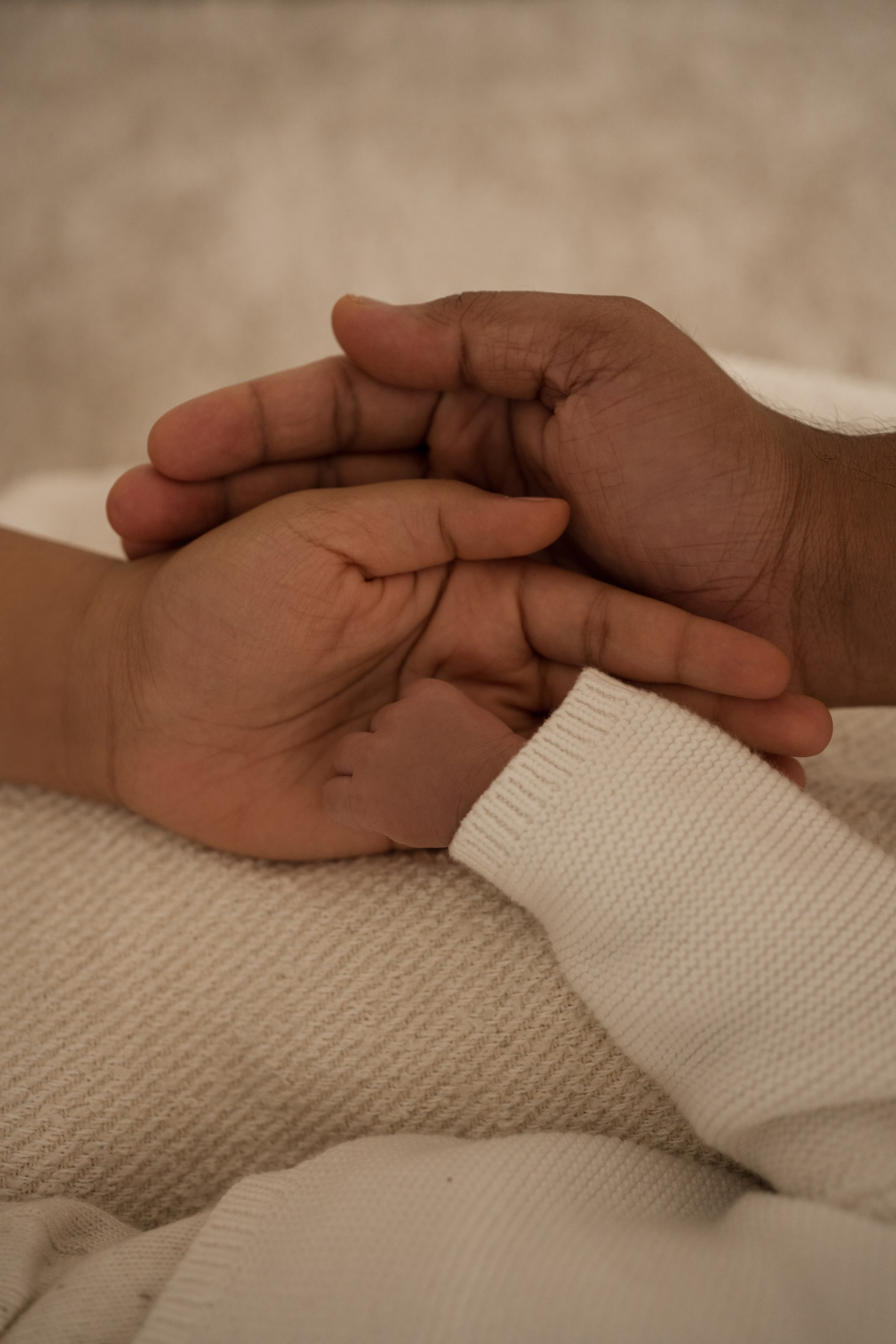 First moments of love. Angela Iakovleva — Family Photographer in Dubai