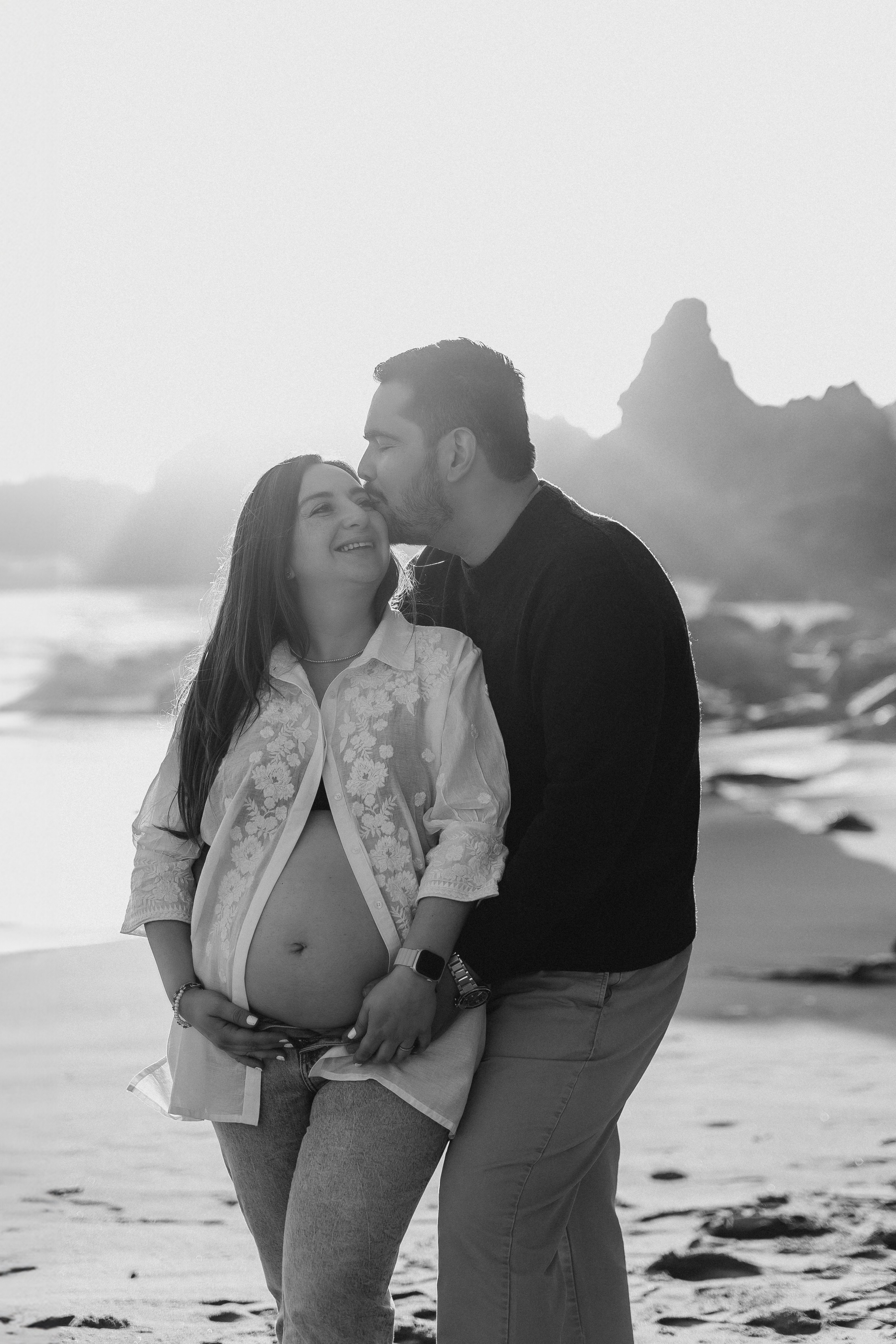 Sesión de embarazo en la playa — Luz suave y amor puro. Photographer in Santiago, Chile Anna Almazova