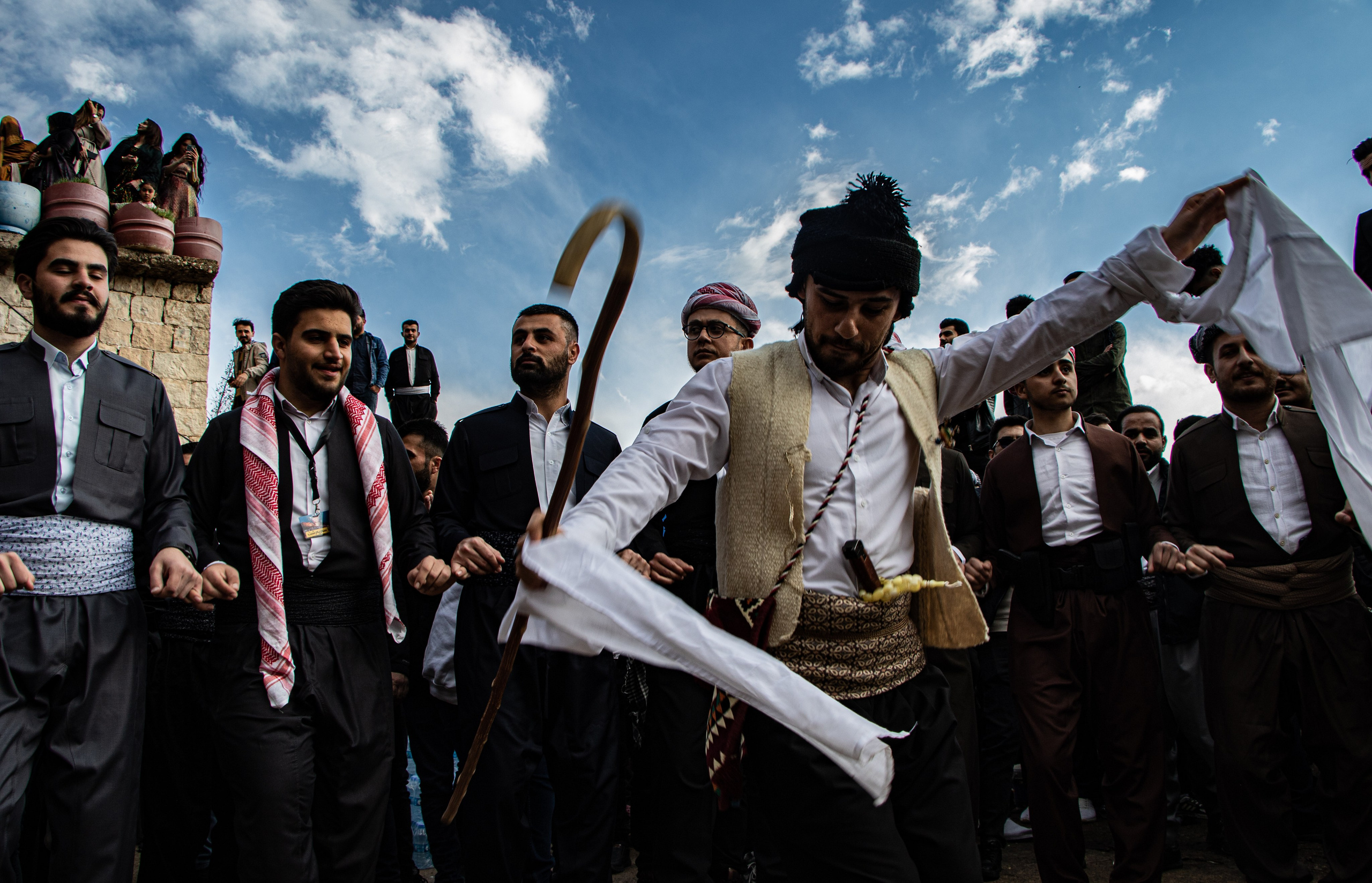 Des Kurdes irakiens dansent en tenues traditionnelles pour célébrer Nowruz, le Nouvel An kurde à Akre.