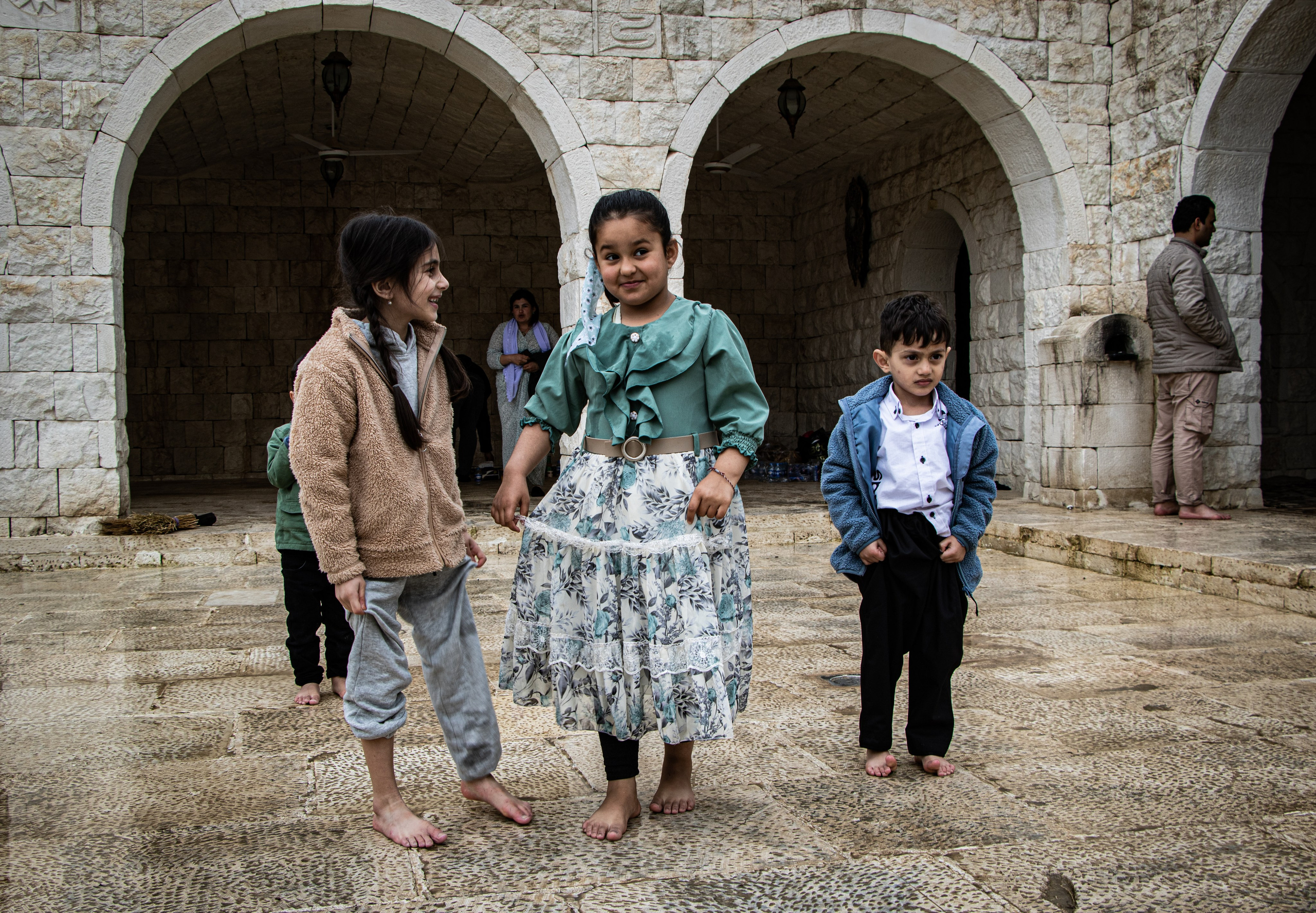 Des enfants yézidis s’amusent à Lalish après un repas.