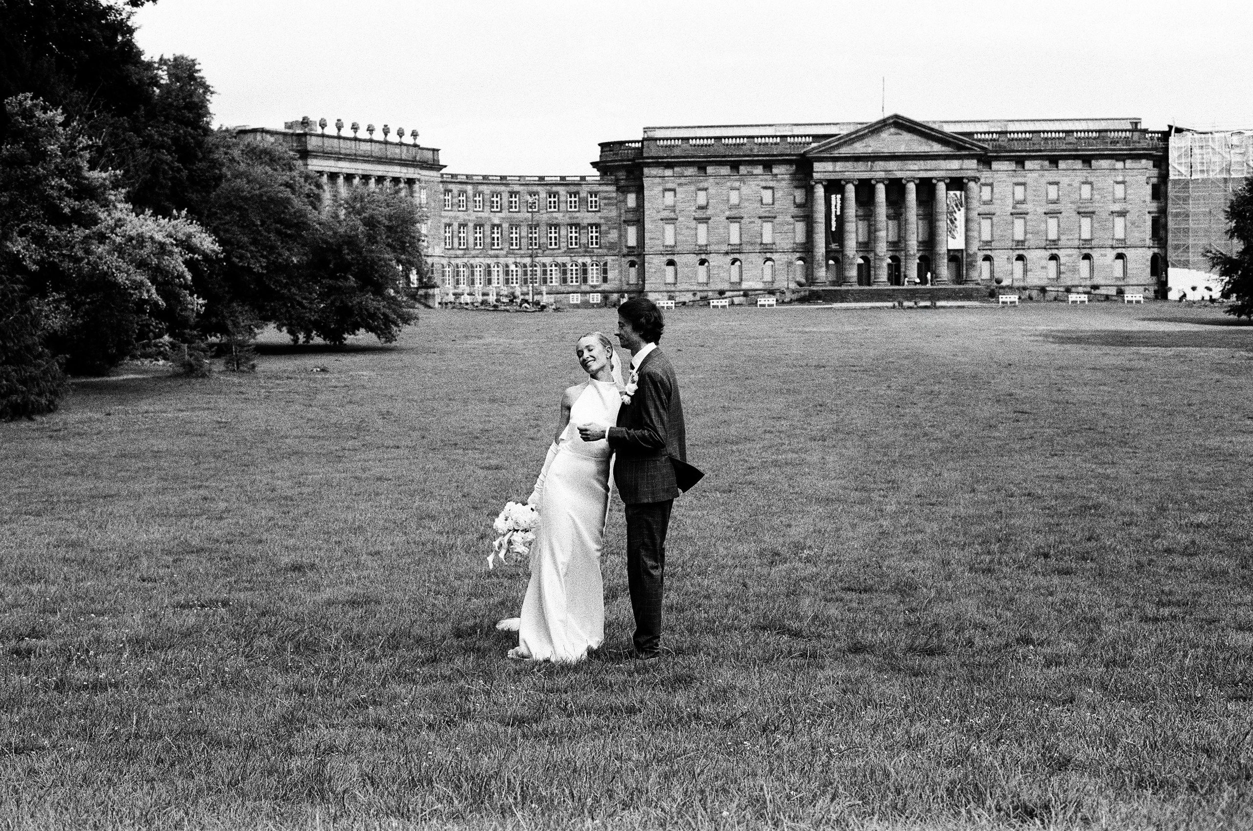 Wedding photographer Stuttgart – elegant couple portraits near the palace