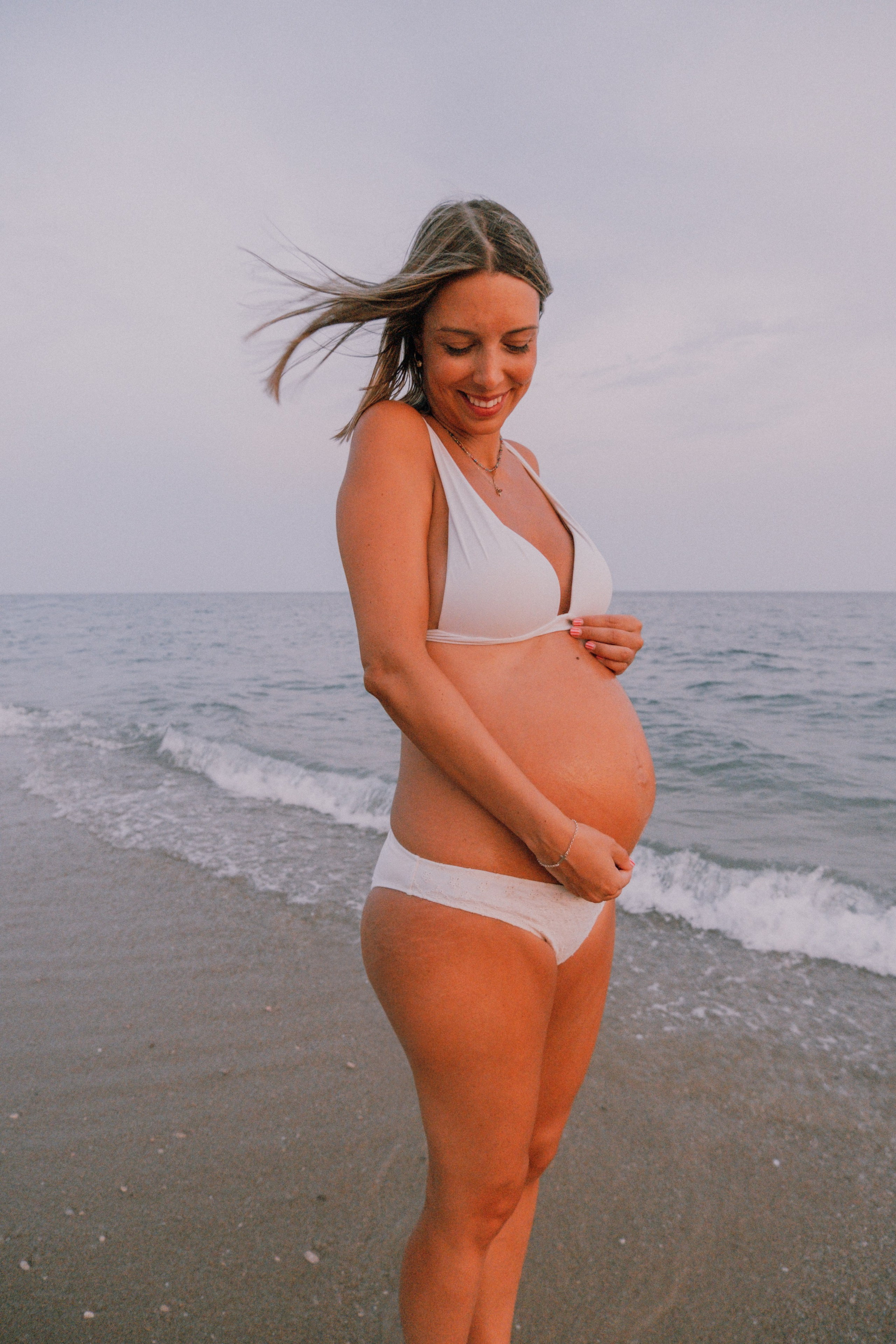Sesión embarazo en la playa. Fotografía profesional en Calafell - Elena Medvedeva