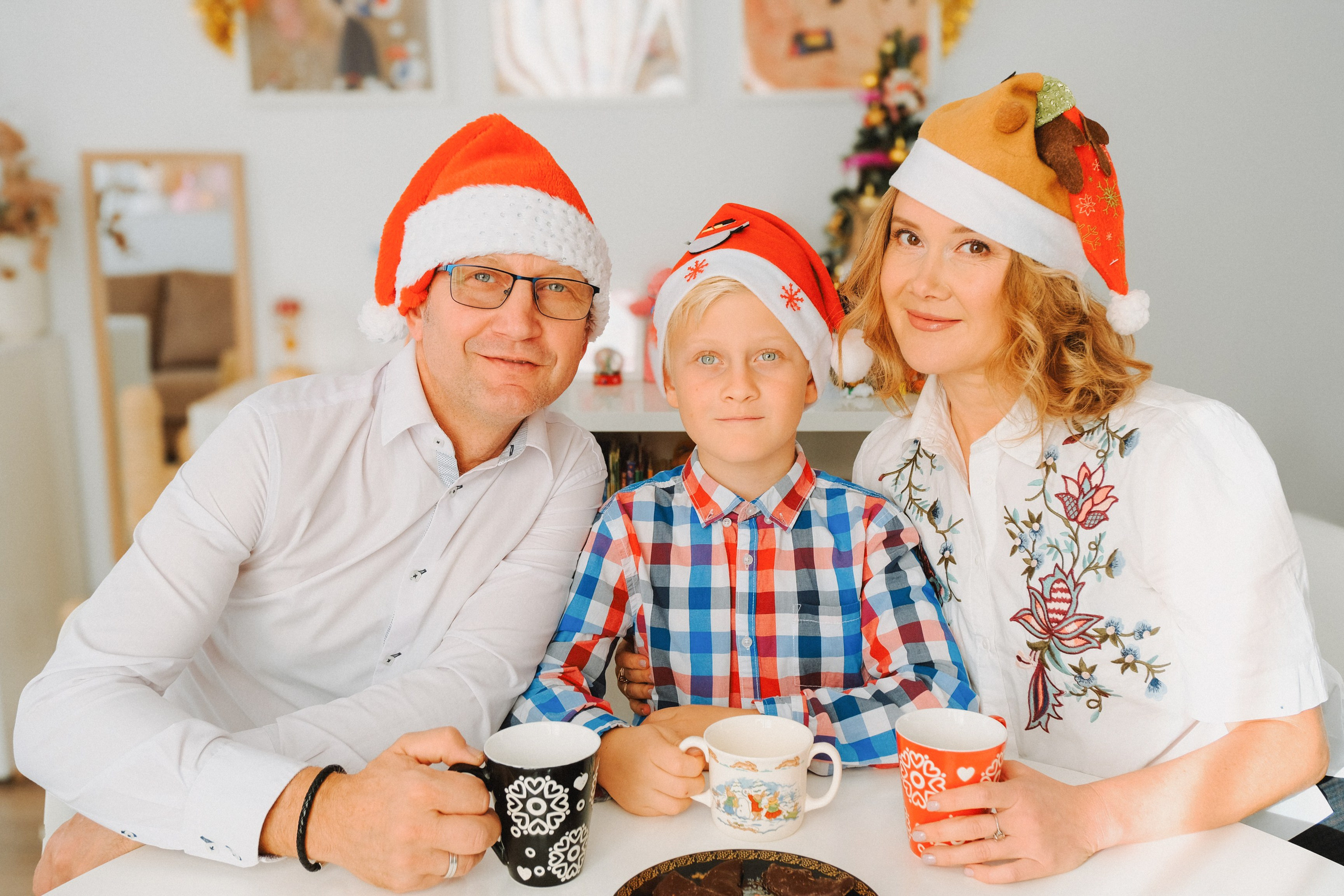 Sesión familiar en Navidad. Fotografía profesional en Calafell - Elena Medvedeva