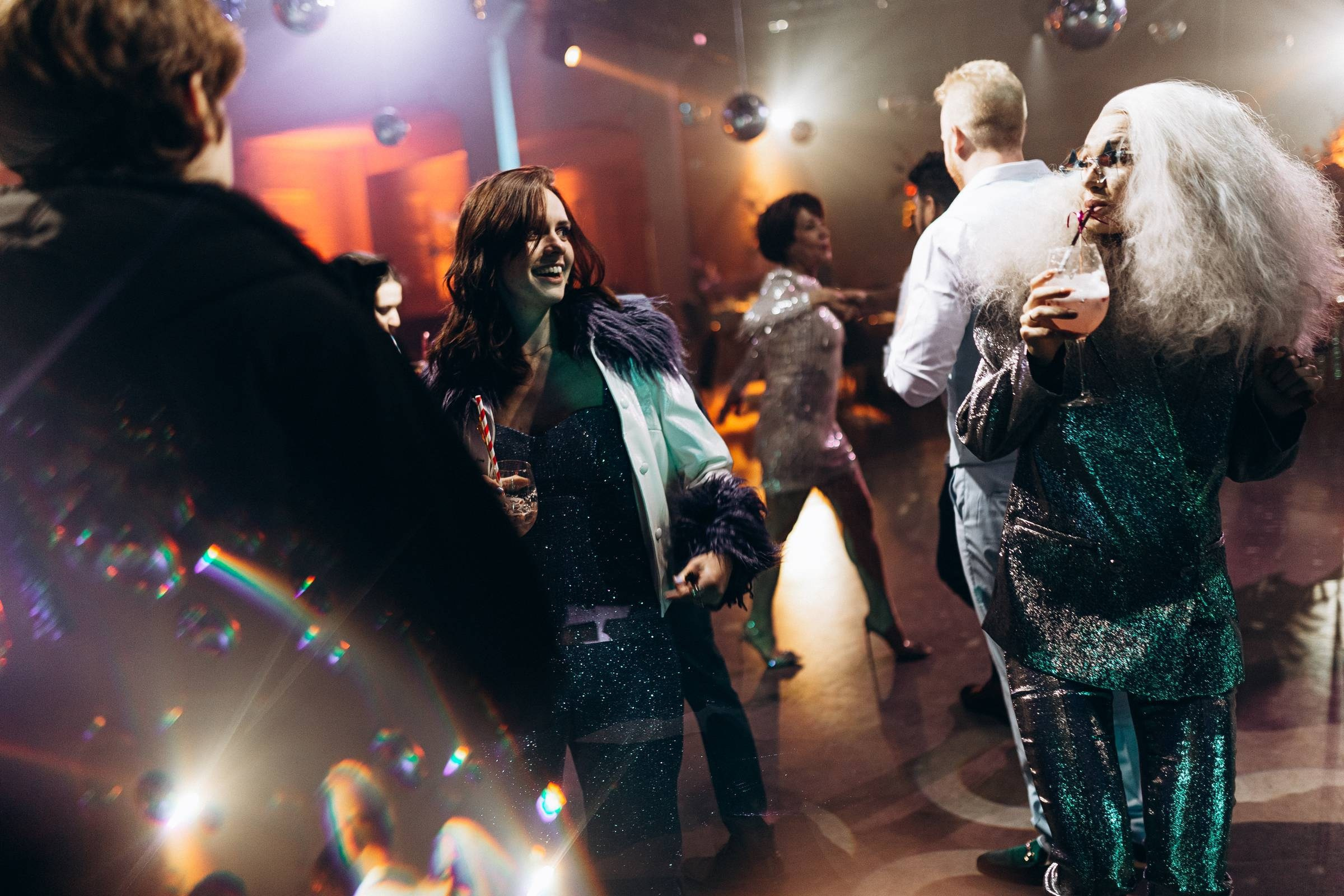 KĀZAS BEZ ROBEŽĀM DISKO STILĀ