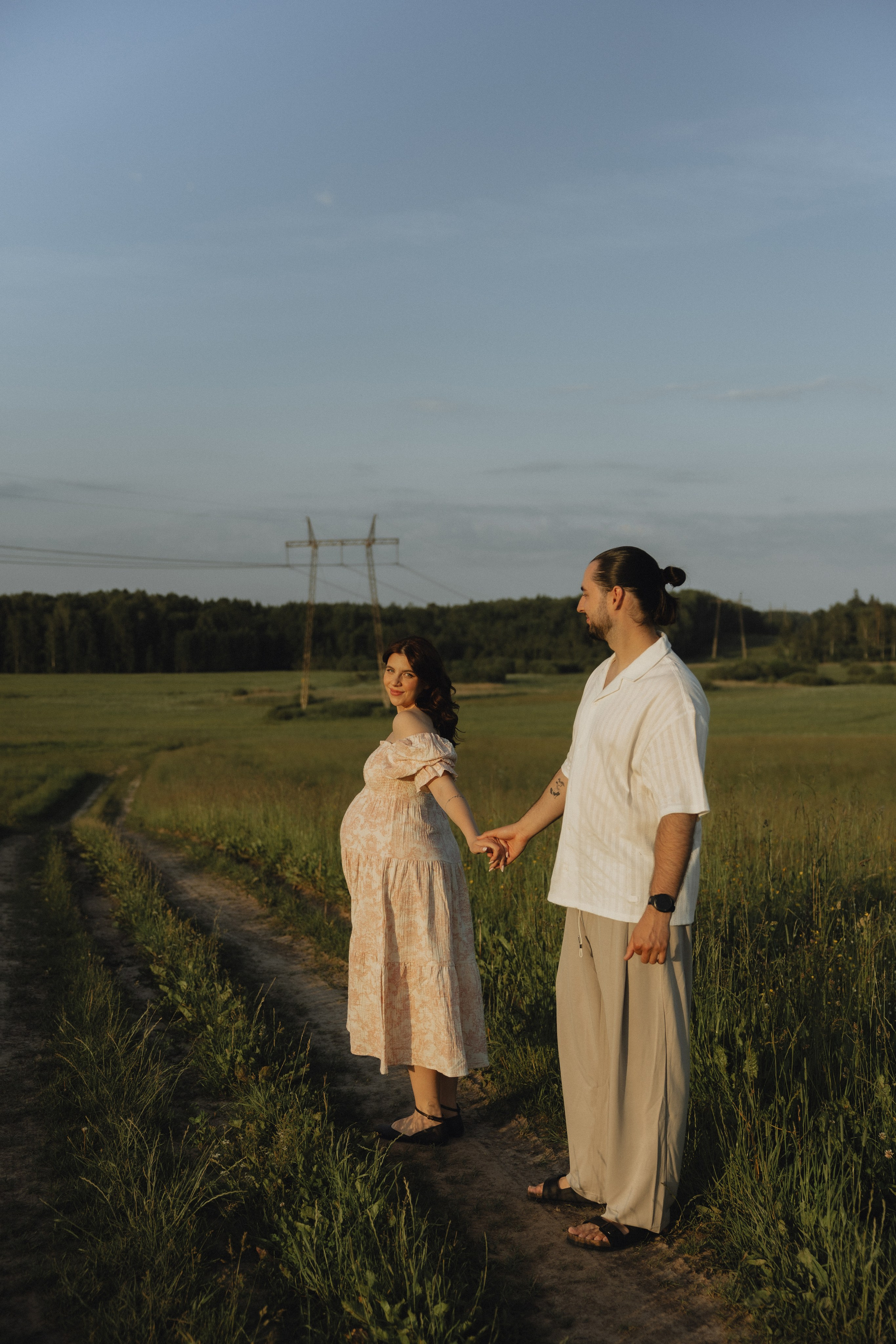 Lera & Maksim | laukimo fotosesija pievoje saulei besileidžiant. Vestuvių ir šeimų fotografė Lena Bondarenko / belove photo